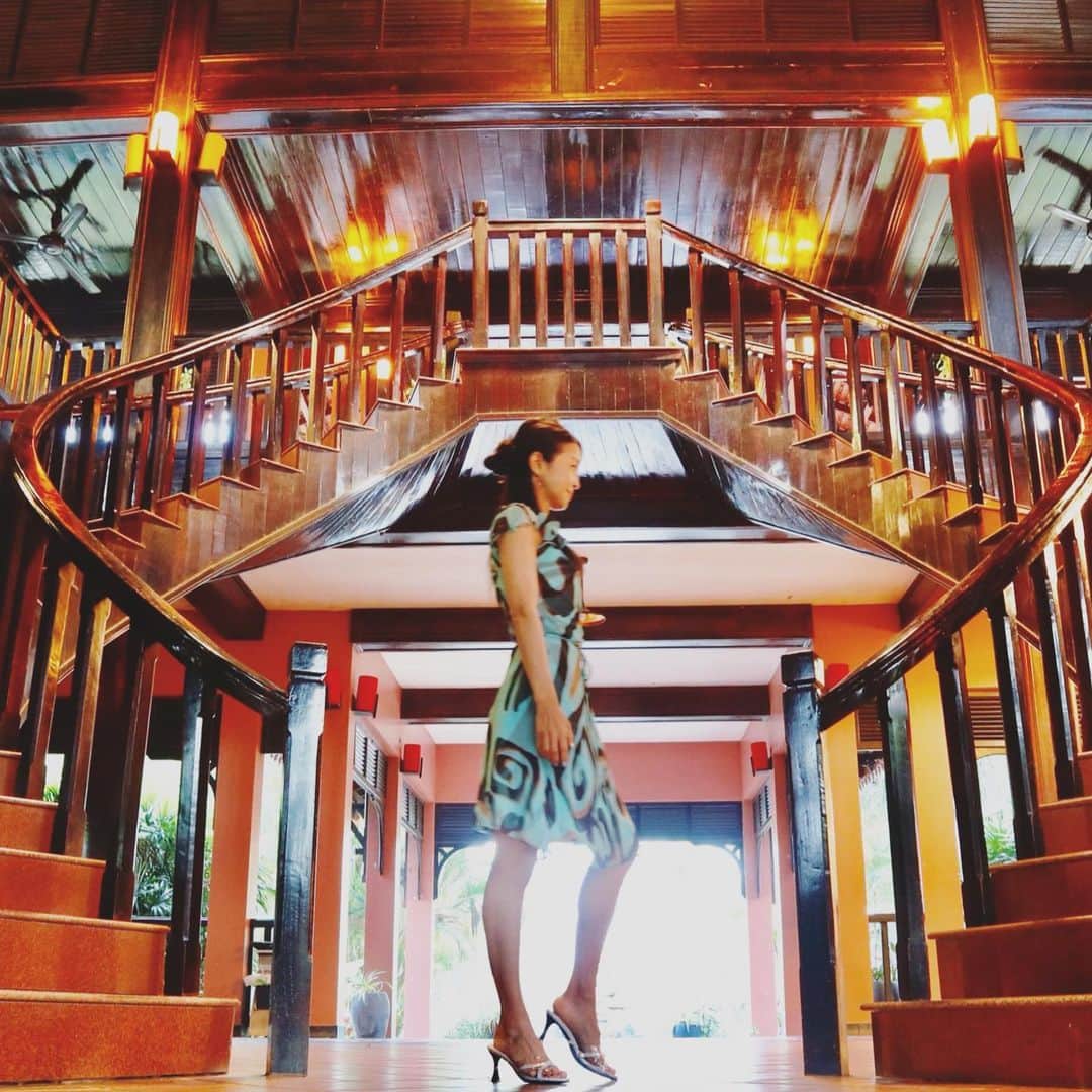 大桃美代子さんのインスタグラム写真 - (大桃美代子Instagram)「At a hotel in Preah Vihear.🇬🇧、 、  在柏威夏的一家酒店。🇨🇳、 、  뿌레아뷔히아 호텔에서.🇰🇷、 、  プリアヴィヒアのホテルロビー。🇯🇵、 、  木のインテリアはタイっぽい。それもそのはず、  タイ国境が近く、タイのお客様も多いから。  重厚感がある素敵なホテルでした。  #カンボジア#タイ国境#プレアヴィヒア#プレアヴィヒア遺跡 #天空の城##FAMTrip#一歩先を歩く#funtotrip #Cambodia#hotellife #luxurylifestyle  #KingdomofWonderFeeltheWarmth」3月26日 7時11分 - miyoko_omomo