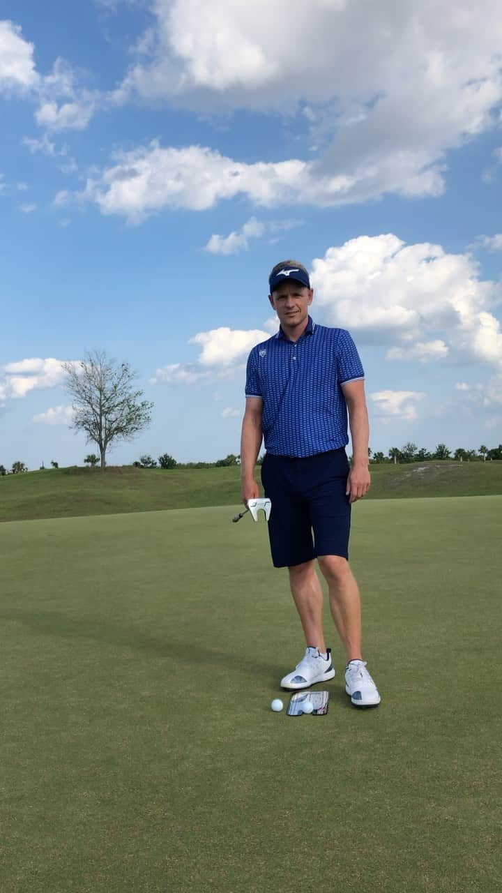 ルーク・ドナルドのインスタグラム：「Continuing on from yesterday, today I wanted to give you my thoughts on posture, where my arms hang and where your eyes should be in set up.  Getting your eyes over the inside of the ball allows you line up correctly. You want to be tracing your eyes from a vertical plane down to the ball and on that same plane to the hole.  Where your arms hang, directly influences the path of your stroke. The hands want to swing back to your shoulder line so I like to have them hang directly under my shoulders which will make my path slightly in to in (I’ll talk more about this tmr!) Everything I do in my set up is aimed at making my stroke as neutral as possible & make things as simple and repetitive as I can. As always full credit goes to @patgossnugolf for all his putting wisdom he’s taught me over the years! #LDTips #putting #fundamentals #setup #staysafe #stayhealthy」