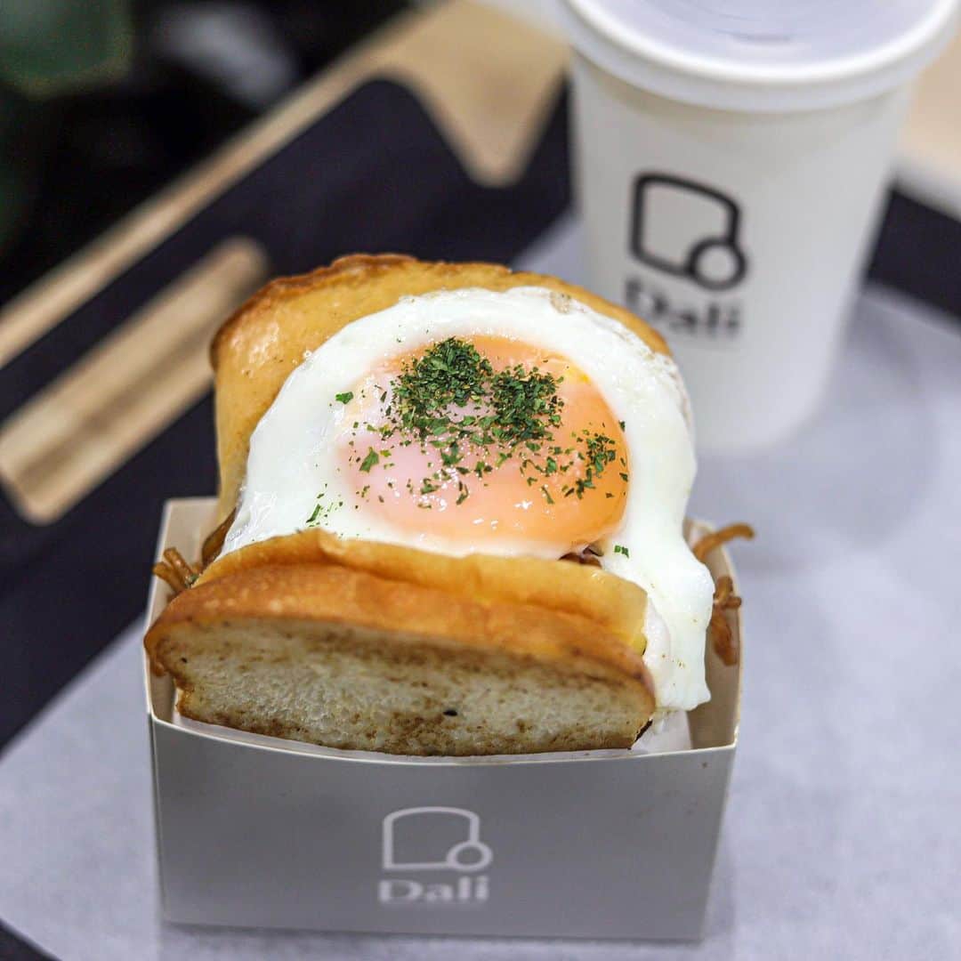 のインスタグラム：「. .  DALI Toast&Sand Delictessen @sembatoast  誰もが知る 定番スタイルから 一皮も二皮も剥けて スタイリッシュな姿となられた こちらのパン、 やきそばパンなの〜。 #船場トースト#osaka#sandwich」