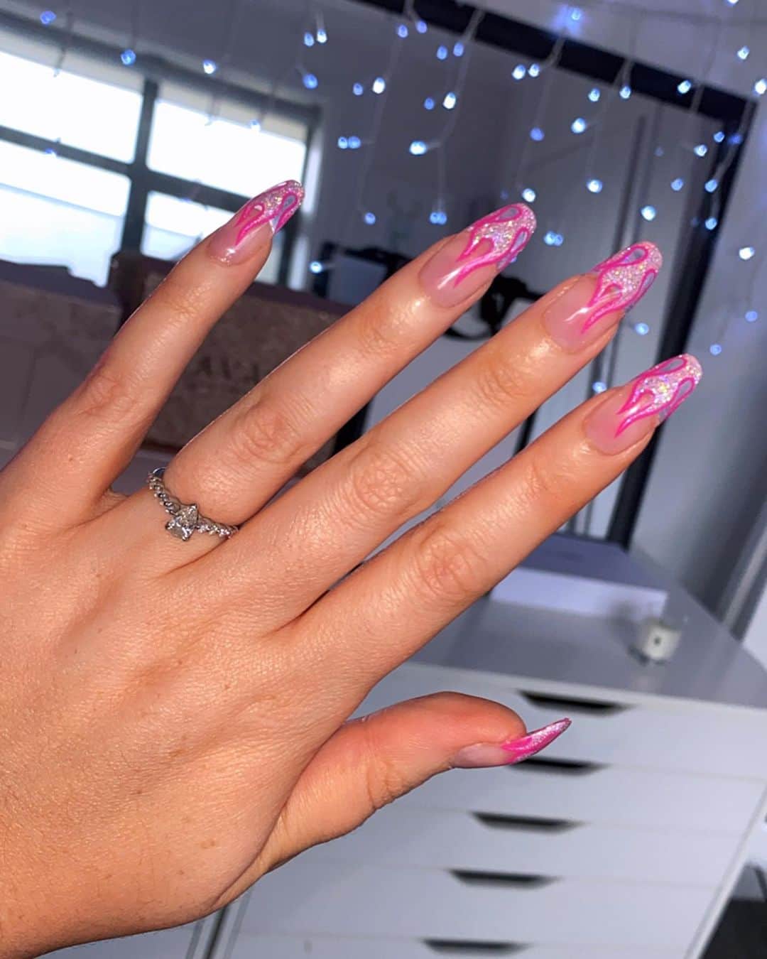 Shannonのインスタグラム：「Got glue on nails for while I’m in self isolation for the foreseeable future 💅🏼💕 these are from @tres.she how cute!! 🔥」