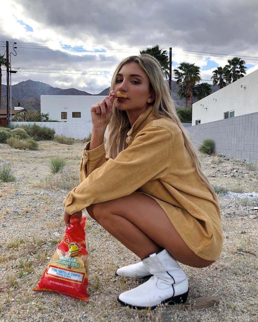 Gabrielle Grace Epsteinさんのインスタグラム写真 - (Gabrielle Grace EpsteinInstagram)「turns out I still don’t like to eat salad during the apocalypse either. (jacket from @prettylittlething)」3月26日 7時39分 - gabbyepstein