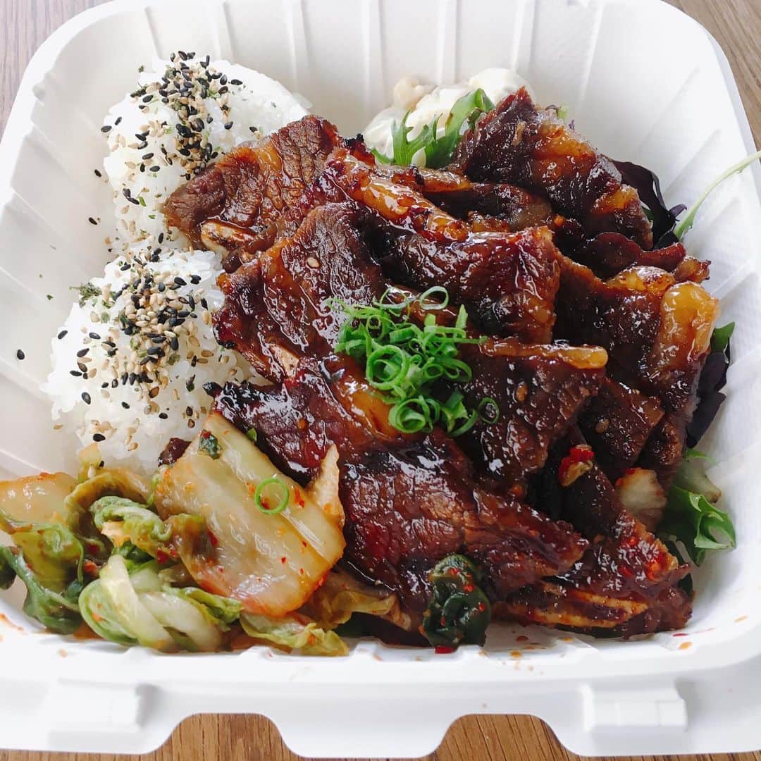 のインスタグラム：「Kalbi Grill Plate #togo We will open 12pm - 8pm 今日も元気に営業中！！！ #テイクアウト のみですが🏝  #ハワイ #hawaii #waikiki #takeout #waikikirestaurant #hawaiianrestaurant #hawaiigourmet #hawaiifoodie  #ハワイグルメ」