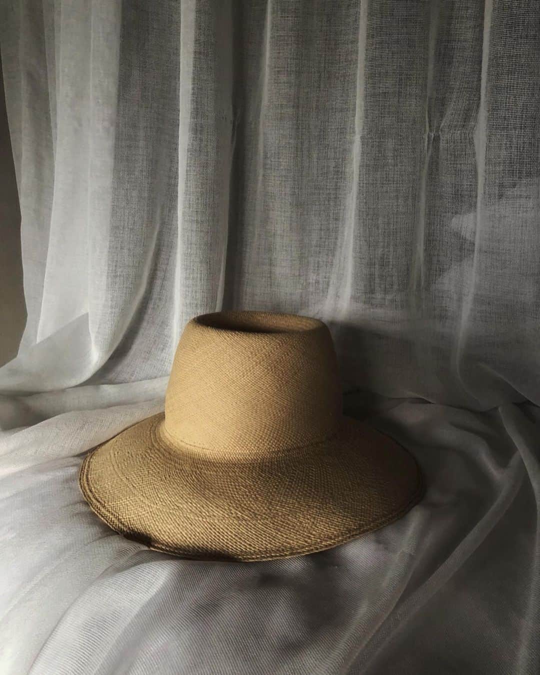 JUNNAのインスタグラム：「@marihoja × @etretokyo  collaboration hat👒  hat/#アーチダウンパナマブリムハット 3月24日発売  #only #etretokyo」