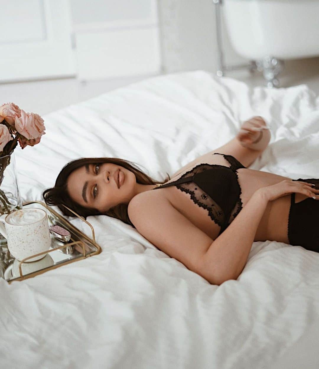 JANICE JOOSTEMAさんのインスタグラム写真 - (JANICE JOOSTEMAInstagram)「Let’s cuddle and watch movies all day  @forloveandlemons」3月26日 8時54分 - janicejoostemaa
