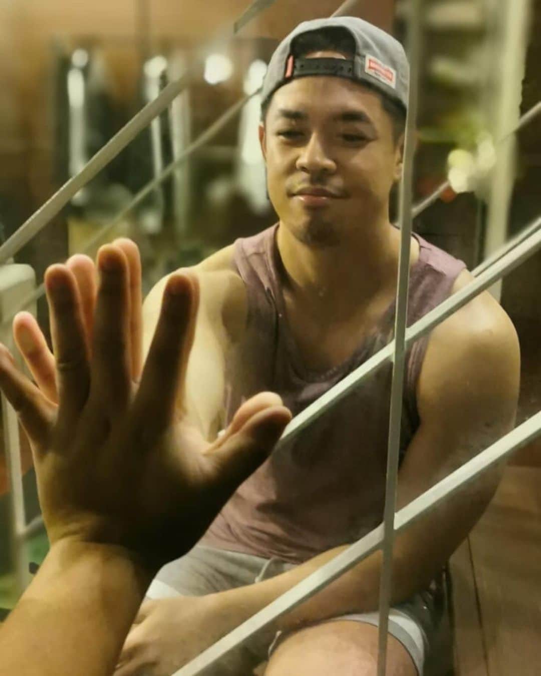 ヒューバートのインスタグラム：「It’s been ten years since I last celebrated my birthday in Singapore and I’m stuck quarantined in my room LOL! Thanks @ivancbz @samuelngxh @smith_dwg for bringing a cake over and counting down with me through glass doors, another year older!  12 more days..........」