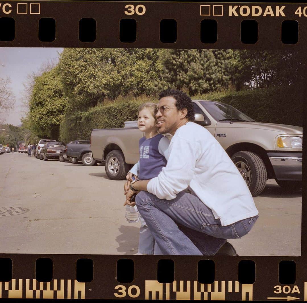 ソフィア・リッチーのインスタグラム：「Reflecting.. missing my family 📸 @alansilfen」