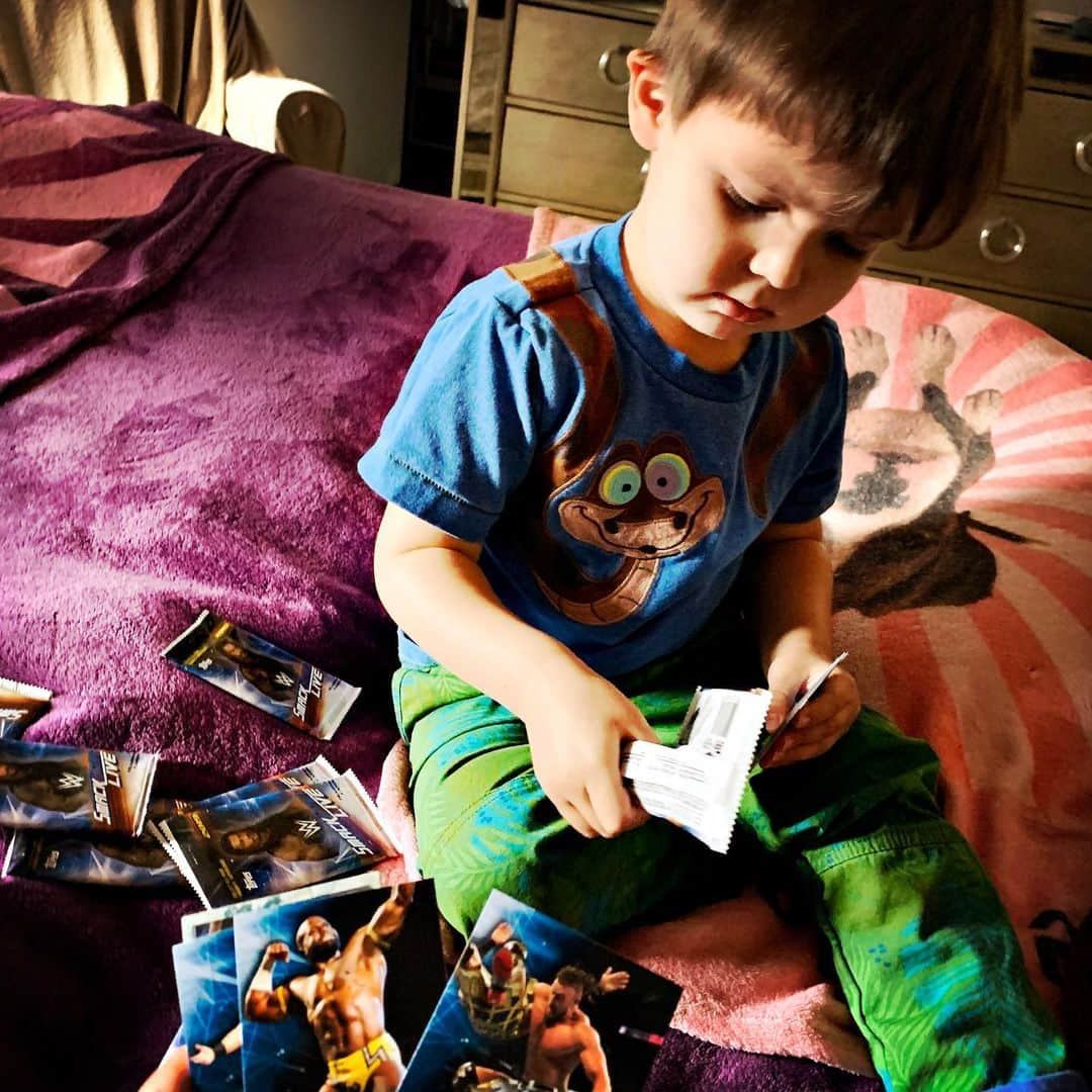 ターニャ・テイトさんのインスタグラム写真 - (ターニャ・テイトInstagram)「Ozzie opening up his first packs of #Wwe #topps #tradingcards. He was happy to get lots of his favorites like #TheNewDay and #Bayley」3月26日 9時12分 - tanyatate