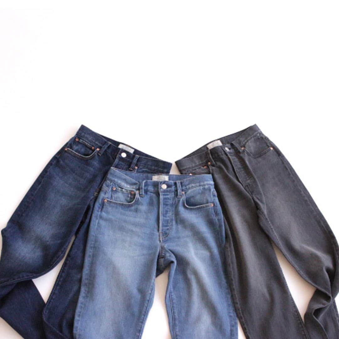 のインスタグラム：「＼Recommended denim／﻿ ﻿ 綺麗なシルエットのストレートデニム。﻿ 程よい太さでどんなスタイリングにも合わせやすい1枚◎﻿ ﻿ アシンメトリーのカットオフヘムがポイントで、ワンピースにレイヤードして裾から少し見えるデザインなのでおすすめです！﻿ ﻿ これからの季節は合わせるサンダルを変えるだけでコーデの印象も変わるので、シューズ選びも楽しくなるようなパンツです✨ ﻿ ﻿ ﻿ ﻿ #relume #denim #springstyle﻿ #spring #relumewomen #2020ss ﻿ #journalstandardrelume #baycrews﻿ #レリューム #ジャーナルスタンダードレリューム」