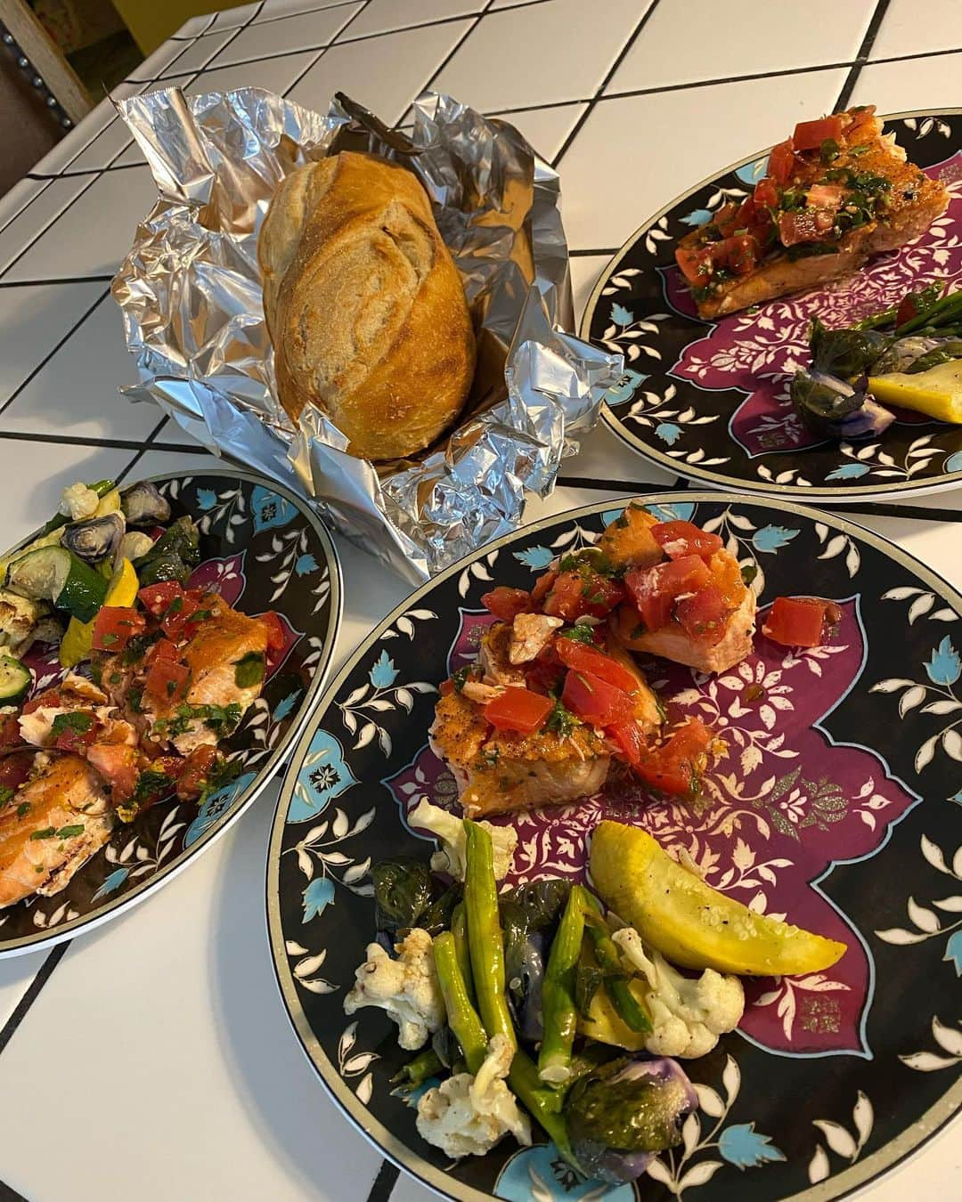 ジョディ・スウィーティンさんのインスタグラム写真 - (ジョディ・スウィーティンInstagram)「You guys! I’m so excited for dinner tonight! I’ve been cooking at home a bunch, but decided to treat the girls and I this week and order from our friends company @greattastedelivery !! If you’re in LA, CHECK THEM OUT! The food is amazing, prepped in an incredibly clean commercial kitchen and you can take a night or two off! We ordered the salmon, herb roasted veggies, beef stroganoff for tomorrow night, plus more veggies and some delicious brownies! I threw in some take-n-bake sourdough bread and we’re about to chow down! #supportlocalbusinesses #stayathome #gettingcreative #thankgodforchefs」3月26日 9時20分 - jodiesweetin