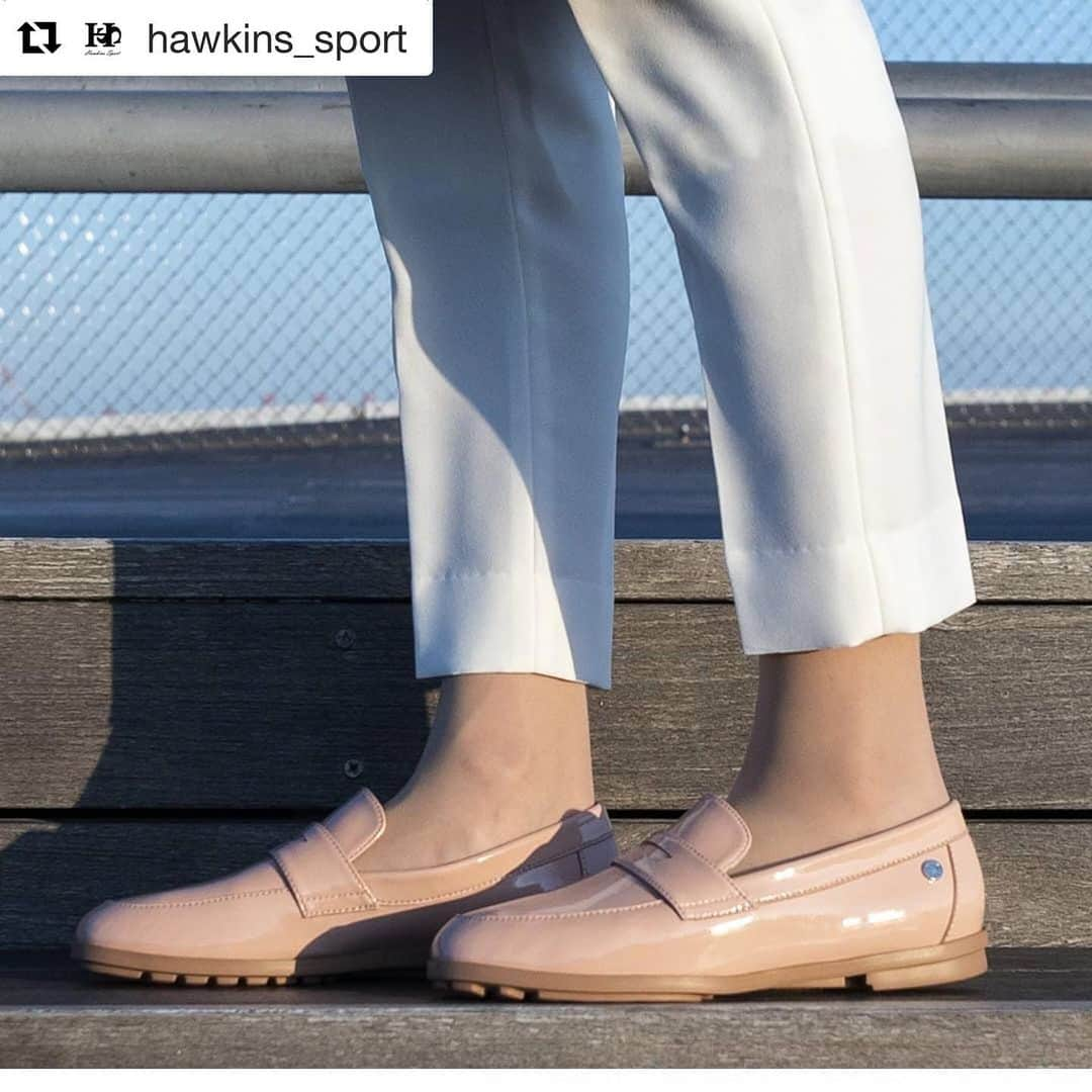 ABCマートさんのインスタグラム写真 - (ABCマートInstagram)「#Repost @hawkins_sport with @get_repost ・・・ 雑誌LEE × HAWKINS スペシャルコラボアイテム発売✨ キーワードは、キレらくでこなれ感も出る「フラットシューズ」🥿 . 使い勝手のよいプレーンなペニーローファーは、 ✳️マルチに使えるブラックエナメル ✳️甘くなり過ぎないエナメルピンク ✳️ホワイトとのコンビネーションカラーで雰囲気のあるネイビー の３色展開！  さらに履き口のリボンは、脱いだ時でも可愛らしく🎗 ソフトな足あたりに甲深デザイン、足にフィットする軽量ソールなど、 ホーキンススポーツが得意な機能も盛り込んでます👍 . ========== ホーキンススポーツ　ナタリー HW10122LEE　¥6,364（税別）⁣ . 🛍商品購入はプロフィールのURLをクリック👉⁣ ========== . #ホーキンス #HAWKINS⁣ #ホーキンススポーツ #hawkinssport #ABCマート #ABCMART #エビマ #magazinelee #LEE4月号 #5000円以上のお買い上げで送料無料」3月26日 9時21分 - abc_mart_japan