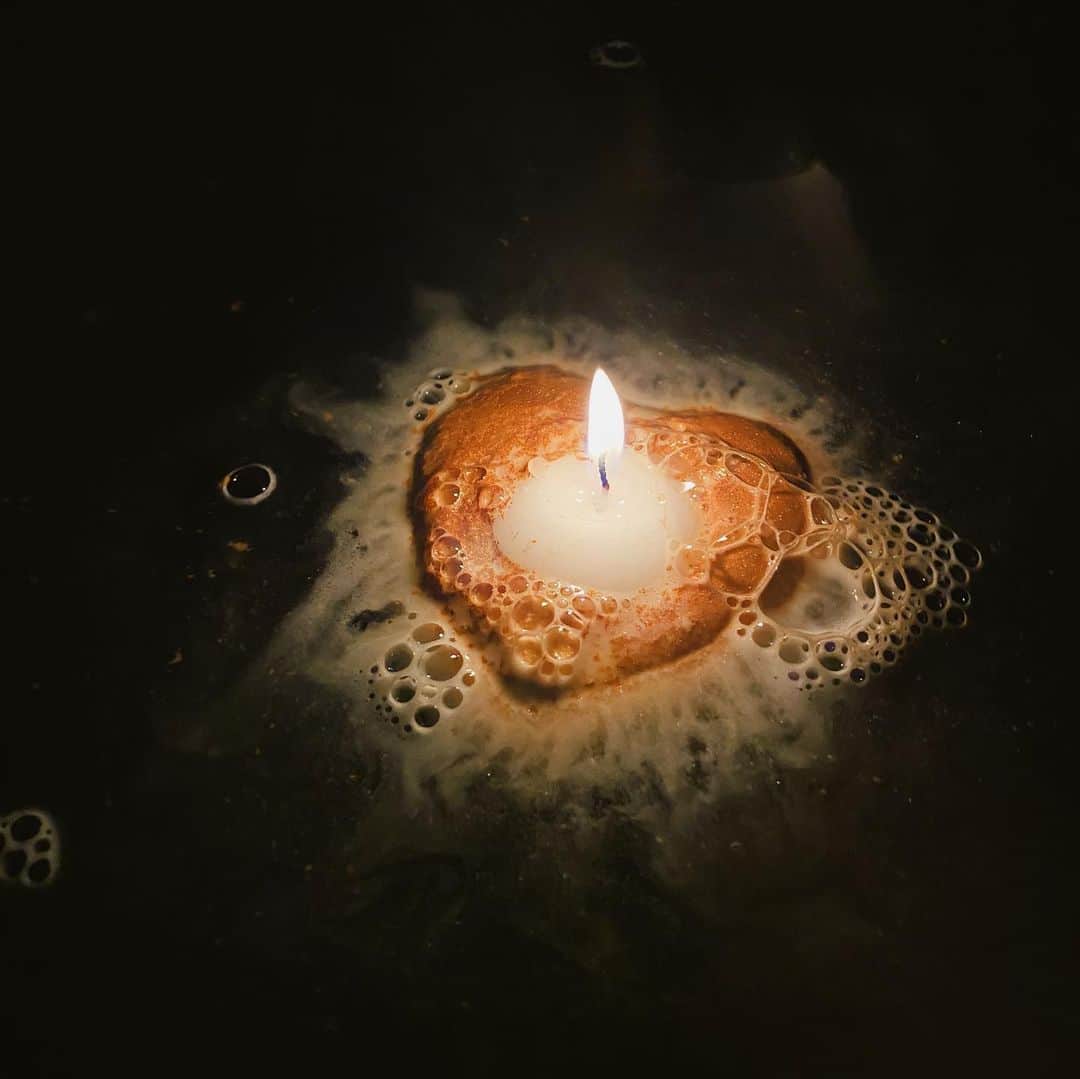 ペイトン・リストさんのインスタグラム写真 - (ペイトン・リストInstagram)「I hope you’re finding some moments while social distancing and staying at home to care for yourself and your mind. One of the things keeping me so incredibly content/sane right now, and always is a bath.  I have been so excited announce this collaboration, and full bath product line that has been in the works with @halluescape for months and months.  All are available at Walmart and the link in my bio now.  I’m going through replies and picking 5 winners to receive some self care bath goodies. love you. stay safe. stay inside.💫🌻☁️」3月26日 9時45分 - peytonlist