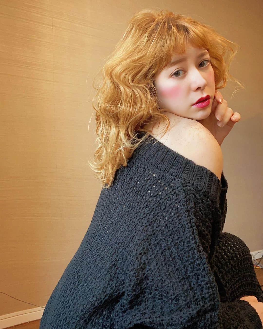 のインスタグラム：「@bobbibrownjapan のメイクモデルをやらせてもらったよー💄  髪色はやっと馴染んできたぁ😂💕 (地毛は暗い茶色です🥺実は白髪が目立たないように明るくしてるんです🙄) ※黄ばみを抑えたい日はroydのプラチナム紫シャンプーを💜、 普段は　@allna_organic のシャンプートリートメントを使ってるよ✌️❤️💙🧡 #オーガニックなのに美容成分たっぷり　#髪質改善  #メイク　#ブロンド　#ブロンドヘアー #オルナオーガニック #allnaorganic #ヘアケア　#ヘアケア用品 #シャンプー　#トリートメント　#ブリーチ　#ブリーチカラー #shampoo #treatment #美容好きな人と繋がりたい #サロモ　#サロンモデル　#美容室　#haircolor #organiccosmetics #オーガニック　#pr #platinum #美容室 #紫シャンプー #bleach #オーガニック #好きな人 #ヘアケア」