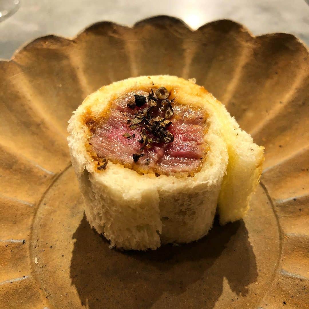 赤松悠実さんのインスタグラム写真 - (赤松悠実Instagram)「@u.kai.hattori  最っ高に美味しい食事でした。 カウンター5席のみのお店。 その日の仕入れによって服部シェフが考えるコース🤍 私はカモとゴルゴンゾーラの手作りパスタが もぅもぅ、最高すぎました。 ゴルゴン具合(?!)と鴨の肉肉しさ、 大好きなトリュフとタケノコも💓😍 メインのお肉は炊きたてのご飯とともに オリジナル丼にしていただきました！ 予約の取れないお店になったら嫌だな〜🥺笑 #食 #グルメ #北新地 #大阪」3月26日 10時03分 - akamatsuyuumi