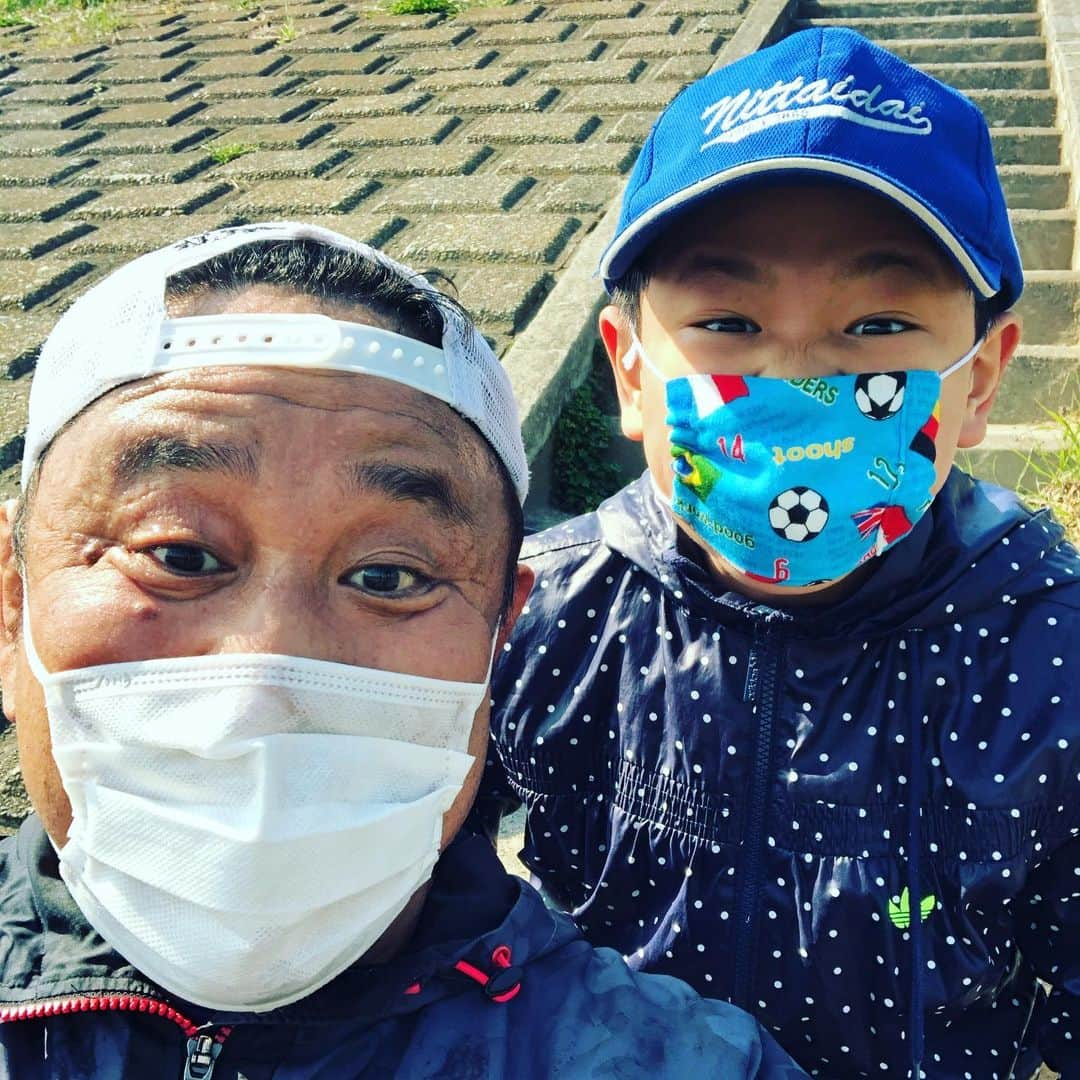 永田裕志さんのインスタグラム写真 - (永田裕志Instagram)「おはようございますゼァ。 朝練習ではマスクをつけて。 昔、某先輩がメキシコへ高地トレーニングで1カ月行き、帰国後強くなった心肺機能を維持するためにしばらくマスクをつけて走っていたのを思い出したのでやってみました。 効果があったかどうかはわかりませんが、永田裕志51歳今日も頑張りますゼァ。」3月26日 9時59分 - yuji_nagata