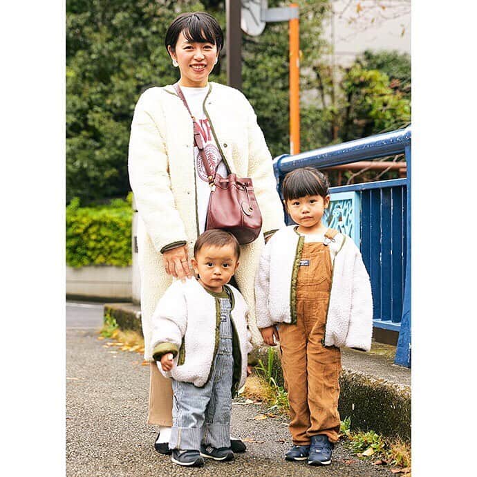 ハグマグ編集部さんのインスタグラム写真 - (ハグマグ編集部Instagram)「【HugMug #SNAP】 . 山田なおさん＆しずくちゃん・4歳、かえでくん・1歳 . ホワイト×カーキのボアジャケットは3人で、キッズはオーバーオールもシェア。ママはライトグレー、ベージュでまとめて優しい色合いに。 . ［mama］ Outer：#freaksstore Tops：#champion Inner：#uniqlo Pants：#uniqlo Bag：#cartier #vintage Shoes：#hm . ［girl］ Outer：#バースデイ Salopetto：#oshkosh Inner：#monmimi Sneakers：#reebok . ［boy］ Outer：#バースデイ Salopetto：#oshkosh Inner：#monmimi Sneakers：#newbalance . . 詳しいコーディネートは、プロフィールから「mercidays by HugMug」をCHECK！ . #親子スナップ #hugmug#ハグマグ #親子雑誌 #ママ雑誌#mamacofashionsnap #ママファッション #ママコーデ #ママコーディネート #親子コーデ #おやこーで #リンクコーデ #親子リンクコーデ #大人カジュアル #kidsfashion #キッズコーデ .」3月26日 10時08分 - hugmug_insta