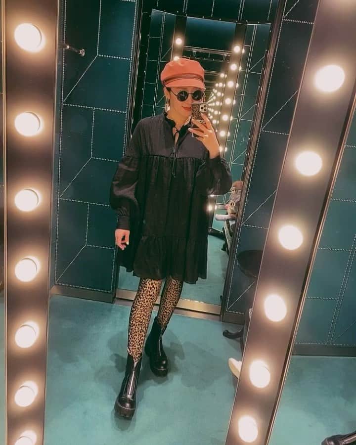 shihoのインスタグラム：「この前の暖かい日の およーふく♥︎ . . 今日もぽかぽかみたいだけど 公園いくのも 少し控えなきゃかな… 靴のところまでいって 外いくよ？ってされちゃうから 困ったなぁ🥺 こーなったらお家で ひたすら追いかけっこして 体力消耗作戦かな😂」