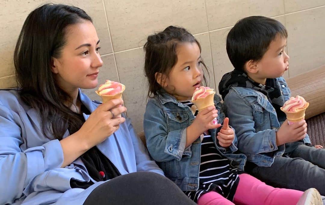 エリナ シルカのインスタグラム：「みんな何みてるんだろう🍦」