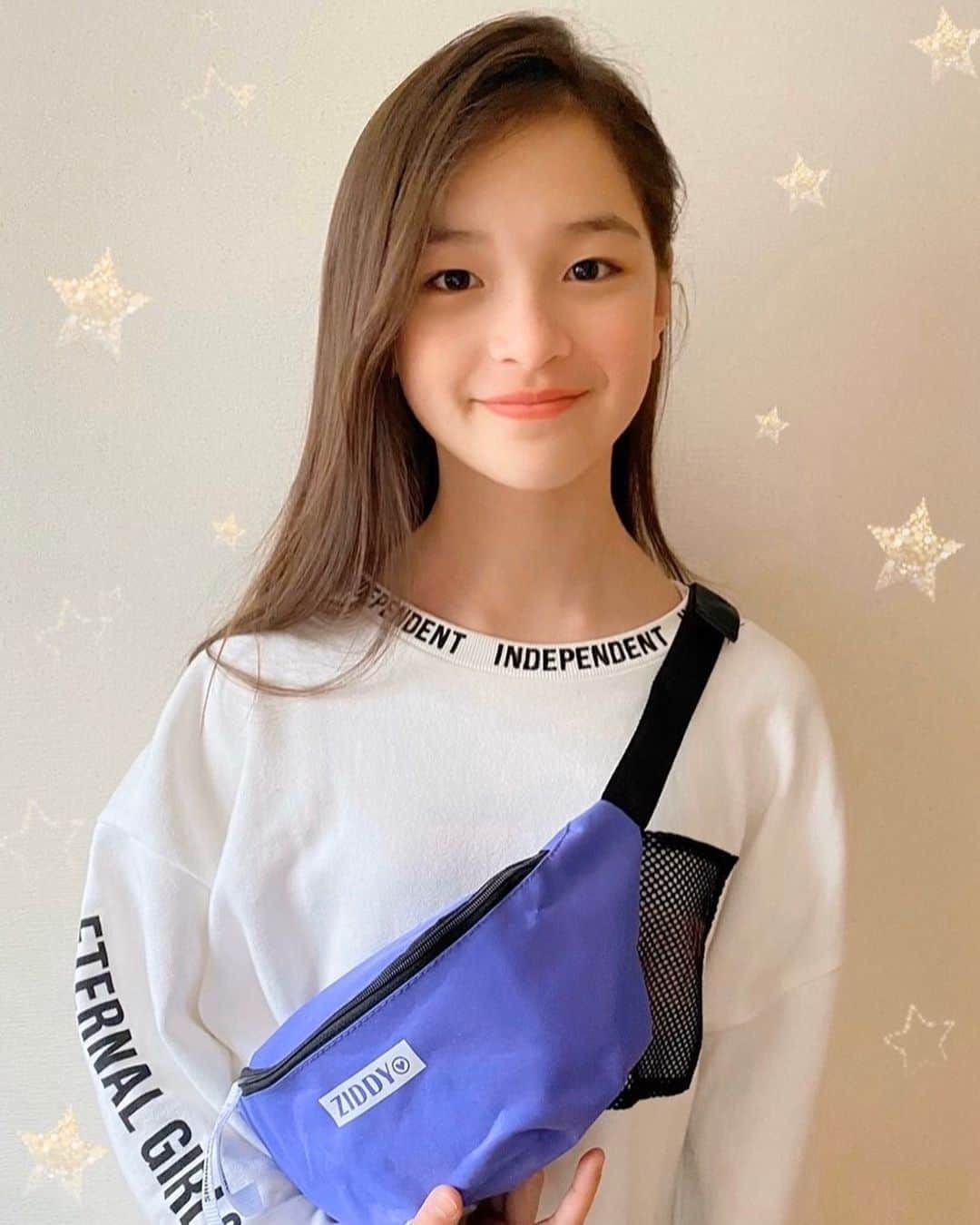 ニコ☆プチのインスタグラム：「﻿ ﻿ ﻿ 今日もプチモのふろくのつかいかたを紹介！﻿ ﻿ ﻿ 今日は、マリア🌟﻿ ﻿ ﻿ ニコ☆プチ2月号の予告から楽しみにしていたZIDDYのウエストポーチ😍﻿ 紫色が差し色になってと〜っても可愛い💜﻿ 聖愛は、ハンカチ&ティッシュ、携帯&充電器、イヤホン、メイク用品を入れてみたよ😊﻿ コンパクトだけど、たくさん入るからとっても便利😉✨大活躍まちがいなしだね❣️﻿ ﻿ #ニコプチ﻿ #ニコプチふろく﻿ #プチモのふろくの使い方﻿ #ニコプチふろくのある生活﻿ #付録バッグ﻿ #ジディー﻿ #ZIDDY﻿ #ふろく﻿ #浦田聖愛」