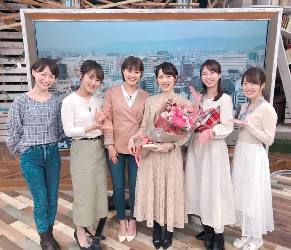 KBCテレビ「アサデス。」さんのインスタグラム写真 - (KBCテレビ「アサデス。」Instagram)「おはようございます！アナウンス部の岡田理沙です😊❤️ もうすぐ３月も終わりですね… 出会いと別れの季節。アサデスＫＢＣからは、現在ニュース担当の野下史織さんが、アサデスを卒業されました✨ 「西やんの妹を探せ！」オーディションでみごと選ばれ２年間スポーツコーナーを担当し、この１年はアサトピ・深オイのコーナーを担当していた野下さん。 今日が最後のアサデスでした😭 エンディングが近づき、野下さんが挨拶をされるのと同時に、「ああ、本当に今日が最後なのか…」と切なくなりました😖 西やんの永遠の妹（？）、しおりん！また元気なはじける笑顔が見られる日を心待ちにしています✨  #アサデス。#kbc#福岡#fukuoka」3月26日 15時50分 - asadesu_kbc