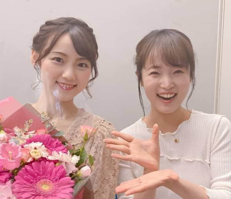 KBCテレビ「アサデス。」さんのインスタグラム写真 - (KBCテレビ「アサデス。」Instagram)「おはようございます！アナウンス部の岡田理沙です😊❤️ もうすぐ３月も終わりですね… 出会いと別れの季節。アサデスＫＢＣからは、現在ニュース担当の野下史織さんが、アサデスを卒業されました✨ 「西やんの妹を探せ！」オーディションでみごと選ばれ２年間スポーツコーナーを担当し、この１年はアサトピ・深オイのコーナーを担当していた野下さん。 今日が最後のアサデスでした😭 エンディングが近づき、野下さんが挨拶をされるのと同時に、「ああ、本当に今日が最後なのか…」と切なくなりました😖 西やんの永遠の妹（？）、しおりん！また元気なはじける笑顔が見られる日を心待ちにしています✨  #アサデス。#kbc#福岡#fukuoka」3月26日 15時50分 - asadesu_kbc