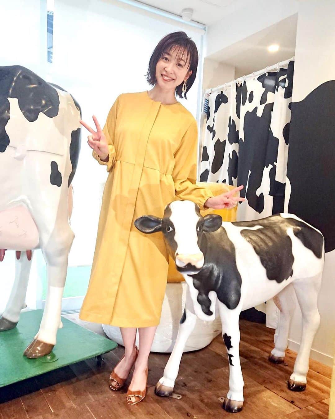 黛英里佳さんのインスタグラム写真 - (黛英里佳Instagram)「私がアシスタントとして出演しました「酪農THEワールド 僕らのミルクサミット」が放送されます😊﻿ ﻿ ﻿ 8人の若き男女酪農家が北海道を舞台に2泊3日の酪農体験生活をします！﻿ ﻿ 日本の酪農体験を通して、美味しい牛乳を作るために情熱を捧げる若者たちのミルクサミット！﻿ ﻿ MCに森崎博之さん﻿ ﻿ ゲストにビビる大木さん、坂下千里子さん、池田美優さんをお迎えして海外から北海道に集まった情熱溢れる酪農家たちの様子を見守ります。﻿ ﻿ 収録も自由が丘にあるMILKLAND HOKKAIDO→TOKYOで行ったんですよ🤗﻿ ﻿ お国は違えど、酪農に対する愛情や情熱は一緒なんだなーと私も見ていてなんだかワクワクしました☺️﻿ ﻿ ﻿ フジテレビ 3月28日(土)15:30～16:30﻿ 北海道文化放送(UHB) 3月29日(日)13:00～14:00﻿ ﻿ 視聴者プレゼントもあります🐮﻿ ﻿ みなさま、ぜひご覧ください😆💕﻿ ﻿ ﻿ ●衣装●﻿ ﻿ ﻿ ワンピース﻿ @urban_research﻿ #urbanresearch﻿ ﻿ ピアス﻿ @leange_pippi﻿ #貼るだけピアス#貼るだけピアスpippi#leange#ルアンジュ﻿ ﻿ パンプス﻿ @dianashoespress﻿ #ダイアナ﻿ ﻿ この貼るだけピアス、医療用のテープでとめてるので、ピアスの穴が開いていない方やアレルギーの方、お子さんでもつけられて本当におすすめです🥰﻿ ﻿ ﻿」3月26日 10時21分 - erikamayuzumi_official