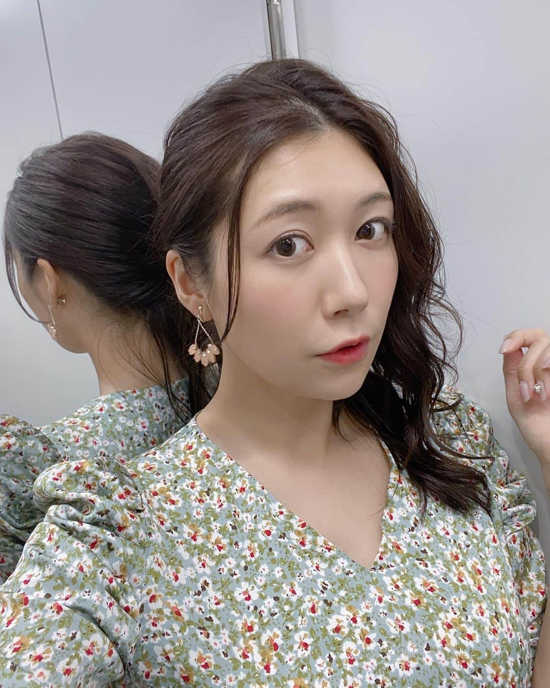 穂川果音さんのインスタグラム写真 - (穂川果音Instagram)「<hair style> サイド寄せヘア♪ 　#hair #hairstyle #hairarrange #サイド寄せヘア　#大人コーデ #イヤリング　#ヘアアレンジ　#アベプラ　#abematv」3月26日 10時22分 - hokawakanonn