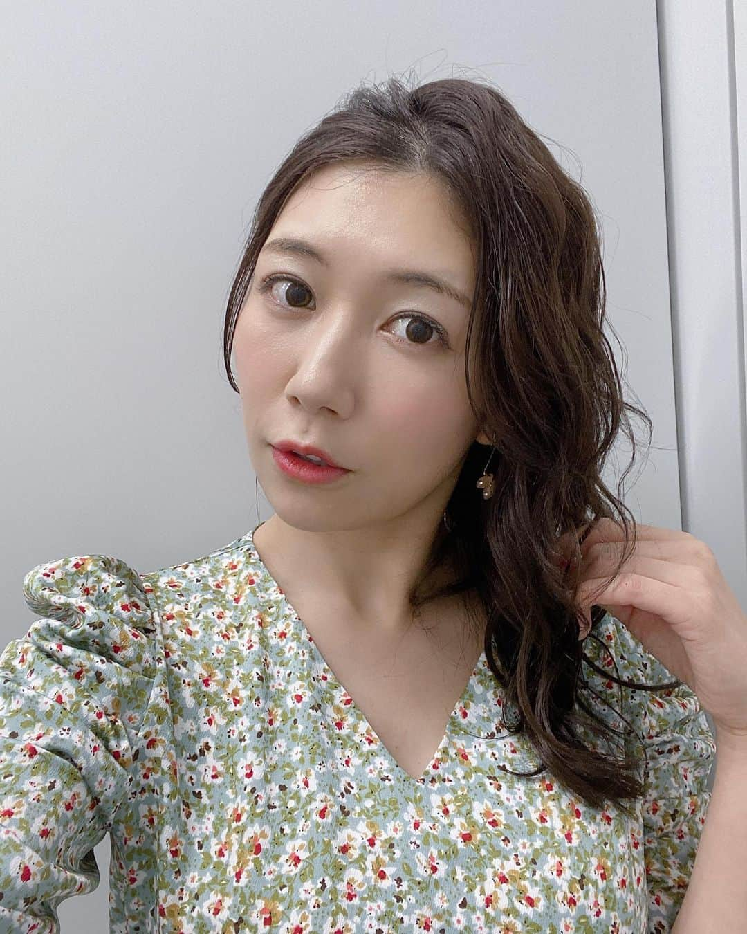 穂川果音さんのインスタグラム写真 - (穂川果音Instagram)「<hair style> サイド寄せヘア♪ 　#hair #hairstyle #hairarrange #サイド寄せヘア　#大人コーデ #イヤリング　#ヘアアレンジ　#アベプラ　#abematv」3月26日 10時22分 - hokawakanonn