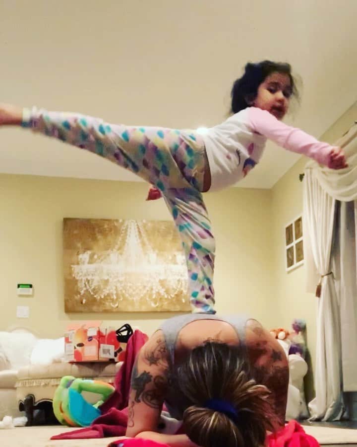 ニコール・ ポリッツィのインスタグラム：「Late night planks while @sissygiovanna practices her balance 👊🏽👍🏽🔥 #StrongMawmas」