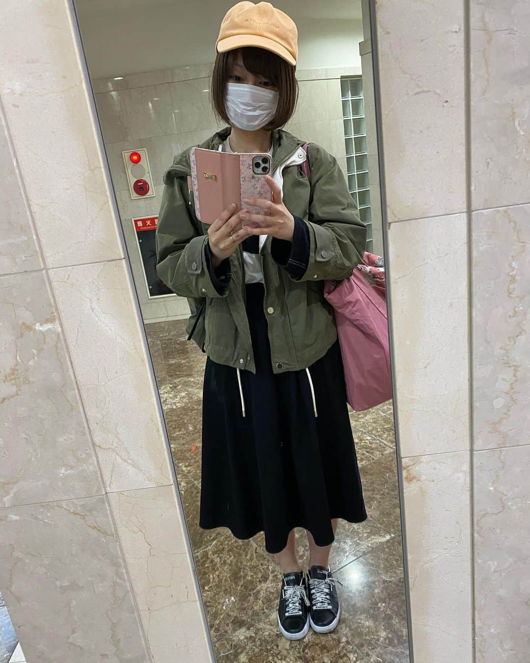 ヒラヤマンのインスタグラム：「きょうのしふく。薄着。眉毛ないしいまにも死にそうな顔。笑 #snidel  #zara #gu」