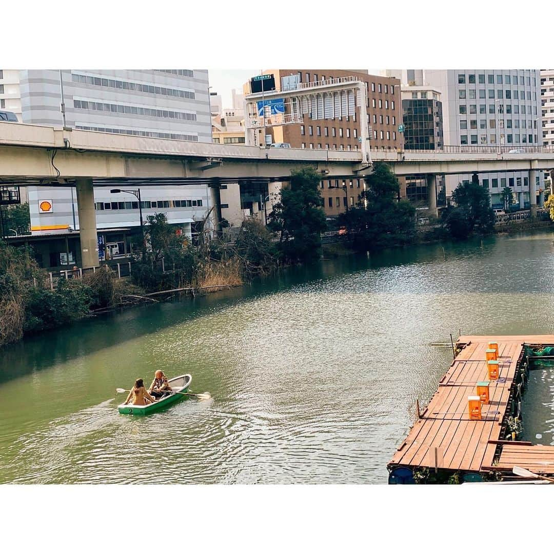 紗栄子さんのインスタグラム写真 - (紗栄子Instagram)「今夜22時からフジテレビで放送される特別番組『ナインティナインのシンデレラデート～あなたの最高の場所へ連れてって～』に出演させていただきました🌸 “芸能人同士が２人きりのデートをしている時、どんな場所でどんな会話をしているのか、実際に芸能人の男女を２人きりにして見てみるデート観察バラエティー”  とのことで、お声がかかった時に「どうして私？」と、なんとも申し訳ない気持ちになったのですが、総合演出の玉野さんの熱い思いに胸を打たれ、出演させていただくこととなりました！  今回、私もロケでデートをさせていただいたのですが、お相手はバイキングの小峠さん✨ とても楽しい1日になりましたので、皆さん是非ご覧ください🌸🌸 #ナインティナインのシンデレラデート」3月26日 10時46分 - saekoofficial