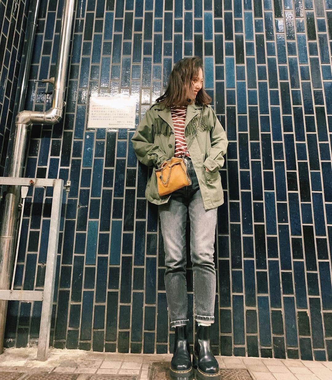 sayocoのインスタグラム：「髪ボサボサで残念🙍‍♀️ ボーダー収集癖が再発🦠 ・ ・ #ungrid#levis#stellamccartney#drmartenstyle#ミリタリージャケット#ボーダートップス#サイドゴアブーツ」