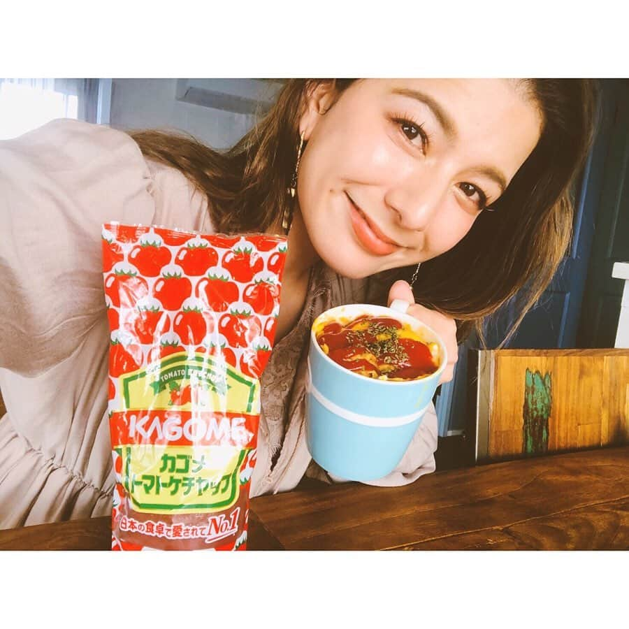 スザンヌさんのインスタグラム写真 - (スザンヌInstagram)「巷で噂の﻿ #マグカップオムライス﻿ やってみました❤︎﻿ ﻿ 1.マグカップにご飯、ツナ、カゴメトマトケチャップ を入れ、混ぜ合わせて、﻿ （ご飯茶碗1杯にツナ缶半分くらいのイメージかな💕）﻿ ﻿ 2.スライスチーズをのせ、←わたしは1枚にしたけど、お好みで🧀﻿ 溶き卵を1個分🥚流し入れて﻿ ﻿ 3.電子レンジで加熱し(500W2分半)、トマトケチャップ（わたしはたっぷりめがすき）をかける。お好みでパセリをちらす。﻿ ﻿ 混ぜて、のせて、レンジでチンの３ステップで完成🌈全部合わせても5分で終わる❤︎ ﻿ ﻿ ほーんと簡単で美味しくて、﻿ 息子と楽しく作れて、﻿ いいことばかり🤤💕﻿ ﻿ 忙しい朝や小腹が空いたときにパッと作れるから﻿ 我が家の定番になりそう🌈﻿ ﻿ カゴメ＆日本洋食協会の「ニッポンの洋食を食べよう！」プロジェクトに参加中です !﻿ ﻿ ﻿ #ニッポンの洋食を食べよう﻿ #マグカップオムライス﻿ #PR  #カゴメ#スザ飯」3月26日 10時45分 - suzanneeee1028