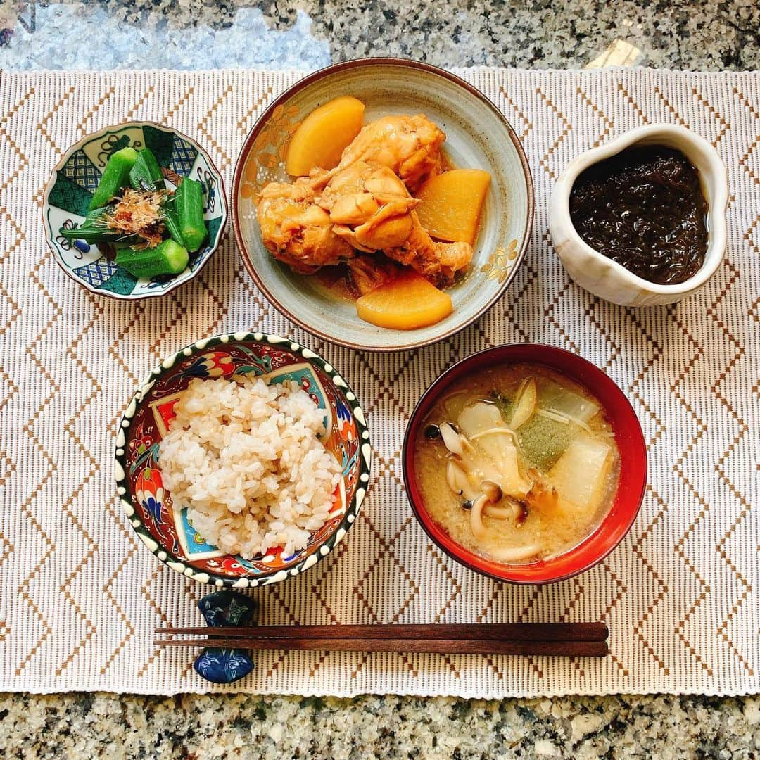 多岐川華子さんのインスタグラム写真 - (多岐川華子Instagram)「手羽元と大根のポン酢煮。いつもは味ぽんで作るけど今回は @mariko_yata さんにいただいた  @fujiwarawoodworking のポン酢で作ってみたよ。 無添加のものだったり、身体にやさしい素敵な詰め合わせ🎁 美味しかった〜。ありがとうございます。  ポン酢100ccに対して水100cc、砂糖小さじ2くらいで☺️ . . +オクラ +手羽元と大根のポン酢煮 +もずく酢 +もち麦ご飯 +具沢山お味噌汁（きのこや長ネギ、大根、にんじん、生姜などなどとにかく色々入れました） . . #food#instafood#cooking#home#lunch#japan#japanesefood#おうちごはん#昼ごはん#ランチ#手料理#手羽元レシピ#手羽元のポン酢煮#健康#美容飯#和食#和定食#具沢山お味噌汁#鶏肉#鶏手羽元#はなこ飯」3月26日 10時55分 - hanako__official