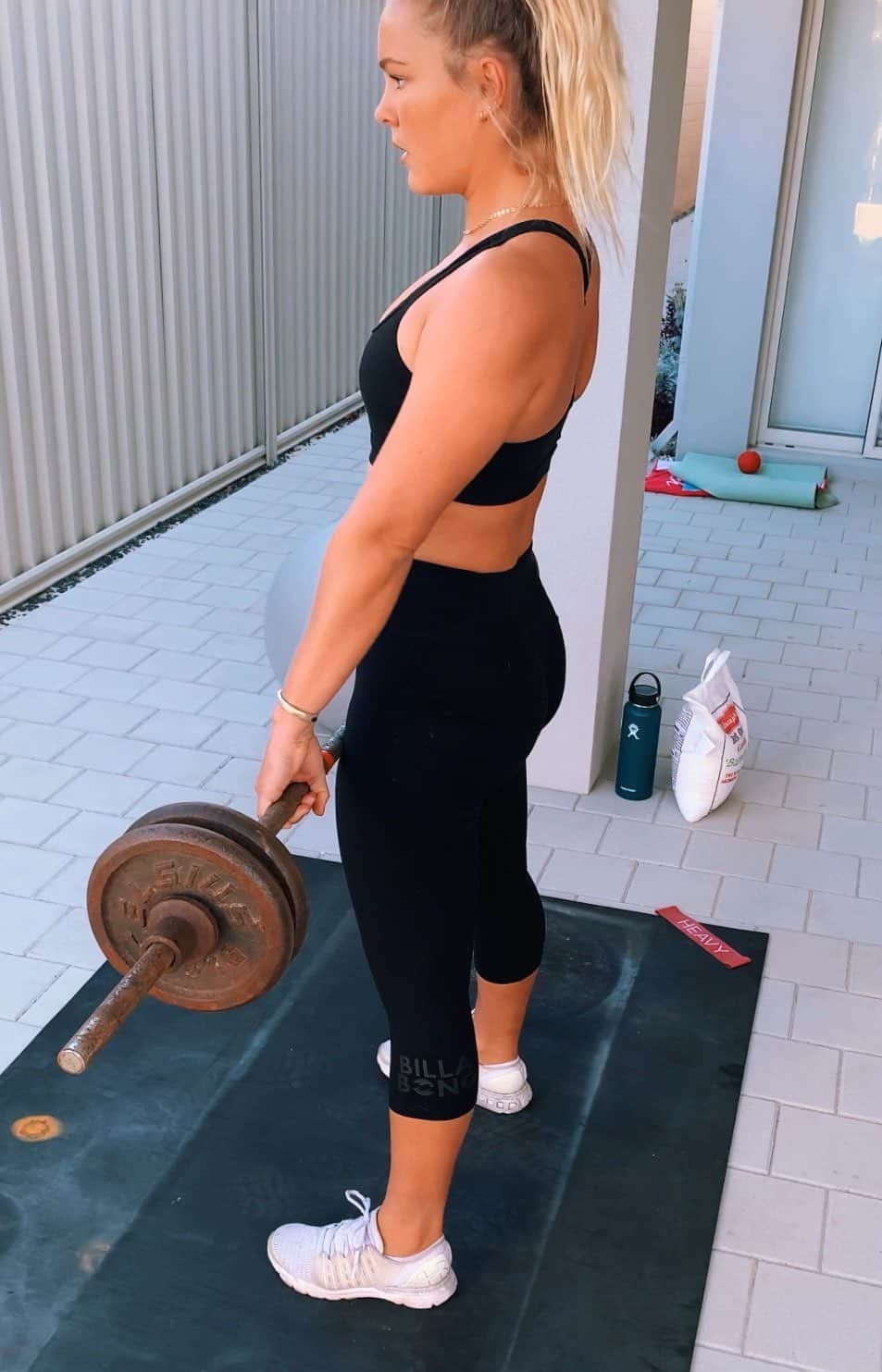 フェリシティー・パルマティアーのインスタグラム：「Accepting the current circumstances and focusing on what I can control right now!  One of the biggest positives for me from this situation is that the last 10 years of my professional career I’ve never really been in one place for longer than a couple of weeks (don’t get me wrong, I’m not complaining about my lifestyle and job - I love it!) but have always craved to have more routine in my life with my exercise and eating habits to really see results. So I’m using this time wisely to become the healthiest and fittest version of me!  Over the next few weeks I’ll be uploading workouts to my IGTV which hopefully you can draw some inspiration from for your own 😊  WORKOUT 1:  FULL BODY WORKOUT - WITH EQUIPMENT (will also be uploading one without equipment in a couple of days) 🏋🏼‍♂️ DEADLIFT - 10 reps 🏋🏼‍♂️ SINGLE ARM ROWS - 10 each side 🏋🏼‍♂️ ALTERNATING LEG DUMBBELL LUNGES - 10 each side 🏋🏼‍♂️ MEDICINE BALL DUMBBELL PRESS - 15 reps  Repeat circuit 2 or 3 times  Flick. xx  Save me for later ↗️↗️ Song: Regard - Ride it」