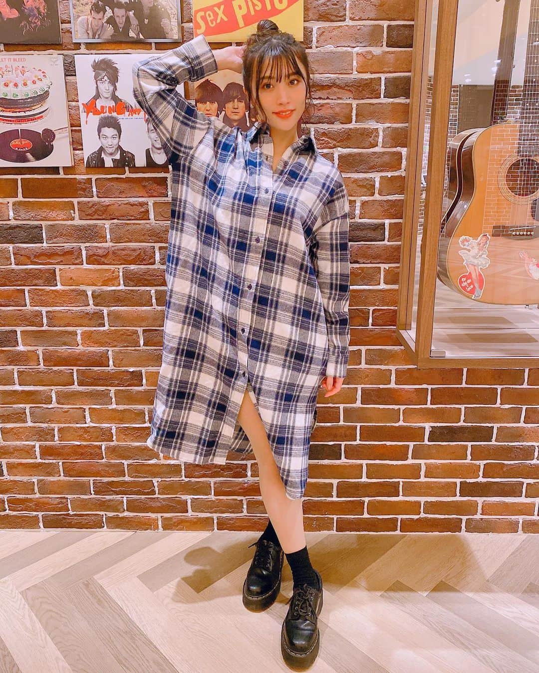 根岸愛のインスタグラム：「👗👚👗 昨日のSHOWROOMで着た ゆるっとシャツワンピ☺️ 青のチェック新鮮だよね🥳 #fashion #azulbymoussy #checkshirt #checkshirts #check #blue #onepiece #SHOWROOM #シャツワンピ #チェックシャツ #私服 #ねぎ私服 #ねぎしふく」