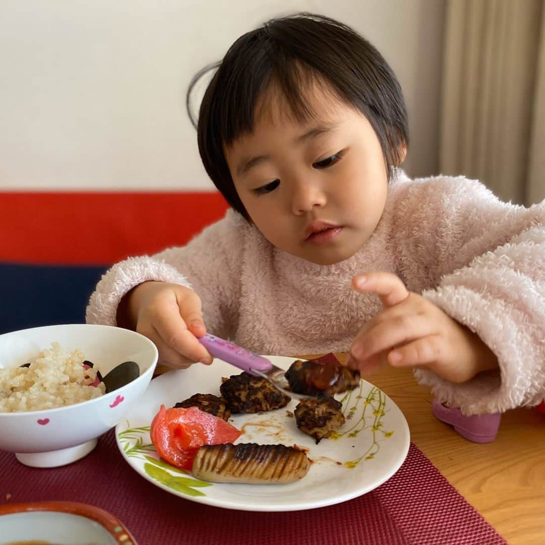 才賀紀左衛門さんのインスタグラム写真 - (才賀紀左衛門Instagram)「久しぶりの朝ご飯は僕が作ったハンバーグ😆 しっかり食べてくれて嬉しかった🥰💕💕 #子供 #kids #家族 #family #親子 #絆 #東京 #大阪 #成長 #愛情 #愛 #皆んな #感謝 #ありがとう #食事 #食育 #睡眠 #運動 #健康 #フィジカルワークアウト #ママイクコ #背 #公園 #親子 #幸せ #1番 #子供 #アメーバブログ #アメブロ #娘 #シングルパパ #愛娘」3月26日 10時54分 - kizaemon0213