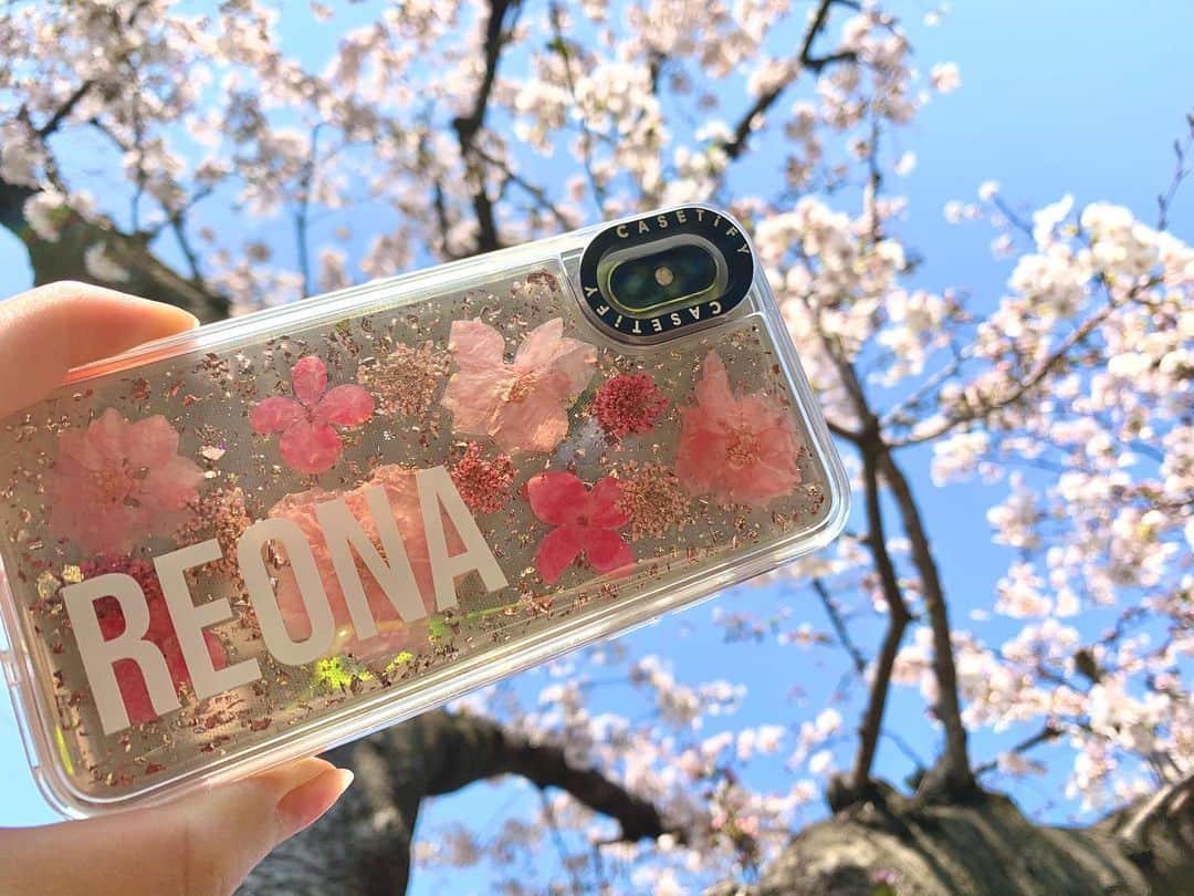 青木玲緒樹のインスタグラム：「お気に入りのiPhoneケース🌸」