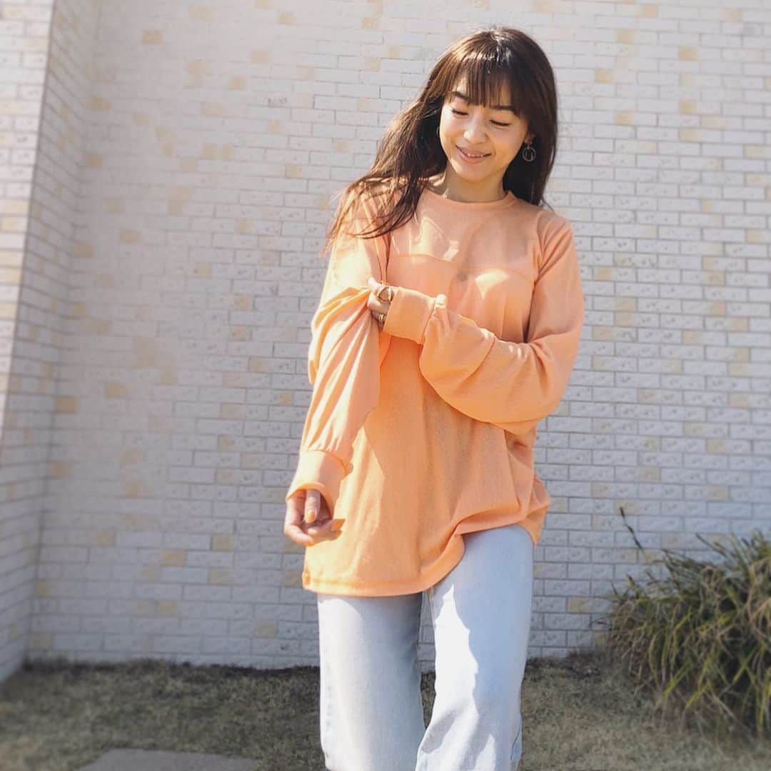 草柳ゆうきさんのインスタグラム写真 - (草柳ゆうきInstagram)「オレンジのトップス🧡春のトレンドが詰まってるから、これ一枚で決まる！ 程よいシースルー感とシアー感があって、鮮やかな色味でも奇抜にならないから大人女子でも抵抗なく着れます。 裾をアウトしてもインしてもオッケーだし、ボトムスを選ばないからコーデの幅が広がります。  トップス　@maisonspecial_women  詳細を @forsure__official にて紹介しています。 是非チェックしてみて下さい😊🧡 #大人カジュアル#ママコーデ#今日のコーデ#シンプルコーデ#アラフォーコーデ#アラフォーママ#今日の服#ママ#ママライフ#アラフォー#カジュアル#コーデ#ママファッション#お洒落さんと繋がりたい#インスタ映え#locari#ootd_kob #code#fashion#スナップミー#小学生ママ」3月26日 11時12分 - kusayuu