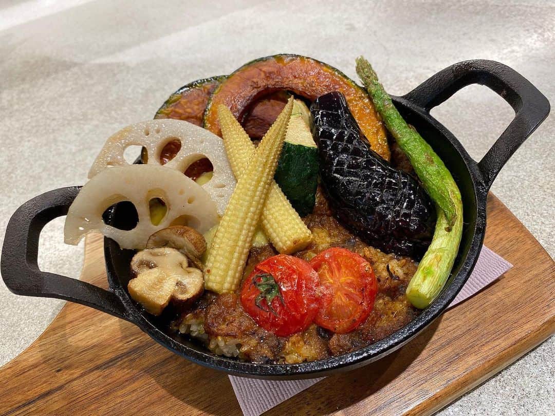 西谷綾子のインスタグラム：「✴︎ ハンバーガー🍔にドリア、パスタ🍝にパンケーキ🥞‥😋 全メニューヴィーガンフードに驚き✨😳‼️ ・ 酒粕、ハマりそう😍 辛味をつけるのに唐辛子ではなく生姜とは😆 身体もポカポカ🔥 ・ 詳しくは 日刊ゲンダイ♡コラム記事読んでね🌈 ・ 栄養・成分の効果・効能など‥ イロイロ書いてます📝😊 ・ #食べて健康になる #shiro #veganfood  #自由が丘 #酒粕」