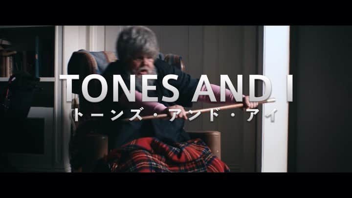 のインスタグラム：「【トーンズ・アンド・アイ】 本人が語る「ダンス・モンキー」ヒットの裏側を公開🎥🎵 ✨ 超ヒット曲「ダンス・モンキー」は車上生活して路上ライブをしていた頃に30分で書き上げたという驚きのエピソードを披露😆🙌 ✨ YouTubeで公開中のロングVer.では、厳男子先生によるマンガ「ムラサキ」とのコラボ・ビデオについての感想も😆❣️ #tonesandi #dancemonkey #トーンズアンドアイ #ダンスモンキー #洋楽」