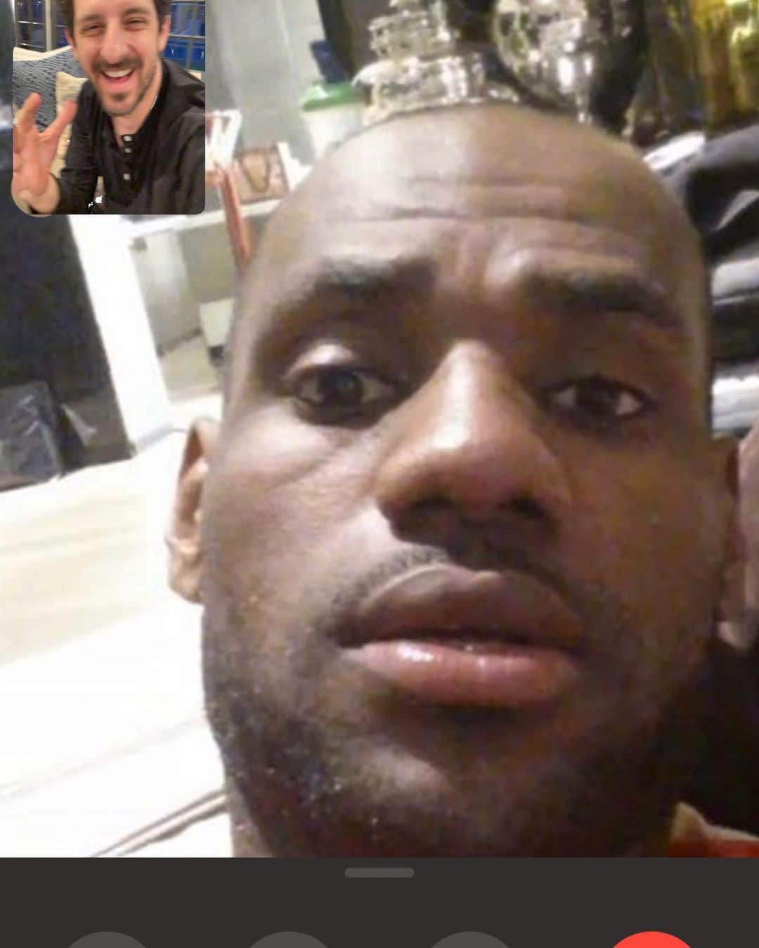 アダム・シャピロのインスタグラム：「So grateful for FaceTime during this time」