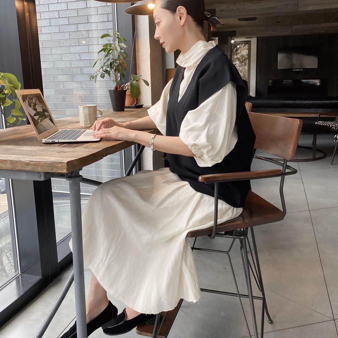 大塚良子のインスタグラム：「The infection rate doubled every three days and will peak in a few weeks according to NY governor Cuomo's interview yesterday. We extend the apartment contract and watching the new home in a virtual video tour.  I began to watch a lot of American conferences recently. He explained the situation together with PowerPoint and quantitatively explained the future and the appropriate measures.  I don't want to say that our government is in denial, but the impression I got from these conferences was completely different from the vague responses given by politicians in Japan. The situation is bad, but I want stay motivated. Of course, American politics isn't the only good thing, but I think Corona has made it possible to see the political reaction of each country.  NYの感染速度は三日で二倍、今後2、3週間でピークを迎えるそう。毎日変わる状況にハラハラ。 アパートメントの契約を延長し物件廻りはバーチャルビデオツアーになりました。これが中々面白くってビデオでも結構家の雰囲気分かるもんですね。  そしてコロナが始まってからこちらの会見をよく見るようになったんだけどシチュエーションをパワポで説明しながら正確に数値化した予測と対策がとても分かりやすい。否定する訳ではないけど日本の曖昧な会見とは違う印象で本当国によって様々だなと思うこの頃。  #nyc #newyork #stayhome #stayhealthy #staystrong」