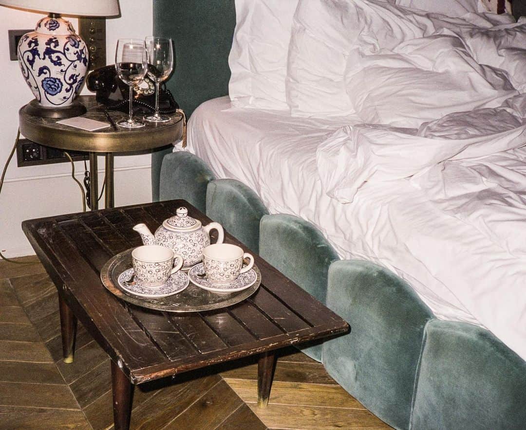 ケルシー・ロビンソンのインスタグラム：「Pretty much me every day just deciding between tea or wine at all hours.」