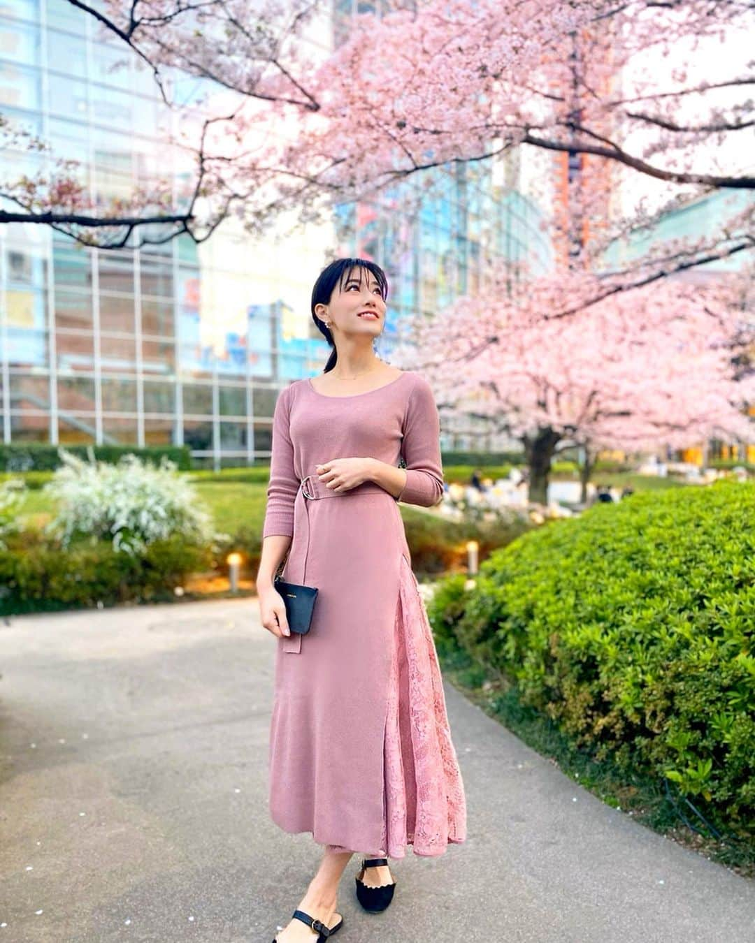 石井里奈さんのインスタグラム写真 - (石井里奈Instagram)「こんにちは☀️ . 今日はお花見コーデ🥺🌸 ご飯の前に毛利庭園でママとプチ花見🌸 お仕事終わりでも空が明るくて写真が撮れる季節になって嬉しい☀️ . 桜に合わせて @rienda_official レースニットコンピワンピースのピンクを💕 . レーススカートだけでも着れて着回し🙆‍♀️ お花見にぴったりな大人のくすみピンクが可愛かったよん🥰💕 . ママ写真撮るの上手で驚き👏笑 週末は外出自粛なので少しでも桜を観れてよかったです🌸 . あとね、昨日このコーデを別で撮ってたら声をかけてくれたフォロワーさんがいてね、本当嬉しかったの🥺💕✨ 私も皆さんに直接御礼をお伝えできる機会ってなかなかないので😢❤️ 改めて、皆さんいつもありがとうございます！💕今の私があるのは皆さんのおかげ！日々感謝の気持ちを大切にこれからもがんばります！✨🥰 . 午後も頑張ろうね♡ . #りなまるコーデ #コーディネート #coordinate #コーデ #お花見コーデ #rienda #リエンダ #春コーデ #春服コーデ #riendaアンバサダー #cherryblossom #花見 #お花見 #桜 #さくら #春 #spring #ピンク #pink #プチプラコーデ #毛利庭園 #六本木 #六本木ヒルズ #roppongi #今日のコーデ #きょコ #テレビ朝日 #ヘアアレンジ #春ヘア #春メイク」3月26日 12時04分 - ri7tin1025