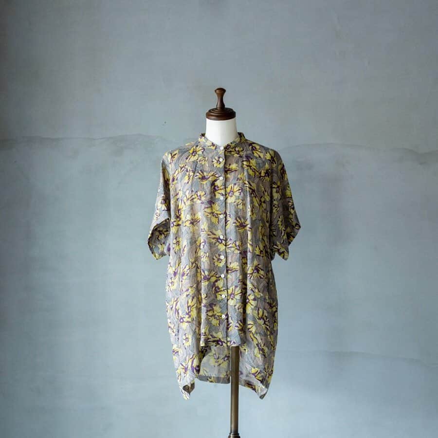 ENCHAINEMENT/mignonさんのインスタグラム写真 - (ENCHAINEMENT/mignonInstagram)「定番のリネンガーゼ素材にプリントを施したブラウスです。ガーゼリネンの軽やかな生地で後ろギャザーとTスタイル袖がポイントになっています。ナチュラルな雰囲気ながら上品な女性らしいデザインはこれからのシーズンに最適。  Shirt ¥34,000+tax Hermaphrodite No.5910170230  #enchainement#アンシェヌマン #enchainementunipointdemignon #アンシェヌマンユニポワンドミニョン #mignonetenchainement#ミニョンエアンシェヌマン #2020ss#dunadix#アナディス#fashion#hermaphrodite #エルマフロディット  @enchainement_official」3月26日 11時59分 - enchainement_official