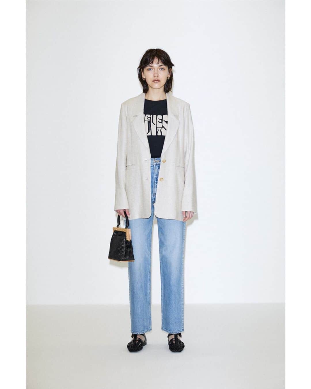 のインスタグラム：「3 Patterns "mix and match" style ■LIGHT SINGLE JACKET(010DSH30-0720) ■LOOSE TAPERED PANTS(010DSH30-0730) SHEL'TTER WEB STOREにて先行予約販売中。 全国のMOUSSY店舗では3月27日(金)より発売予定。 ---------------------------------------- Look-1 ・VELVETS HOMAGE TEE(010DSS90-0430) ・PLAIN JEANS STRAIGHT(010DSA12-8010) ・TINY HOOP EARRINGS(010DSH50-0760) ---------------------------------------- Look-2 ・TIE DYE SEE THROUGH TOP(010DSH80-0150) ・SATIN MAXI SKIRT(010DSH30-0310) ・EMBOSSED STRAP SANDALS(010DSH52-0780) ・TINY HOOP EARRINGS(010DSH50-0760) ---------------------------------------- #MOUSSY #MOUSSYPLAINJEANS #MOUSSYJEANS」