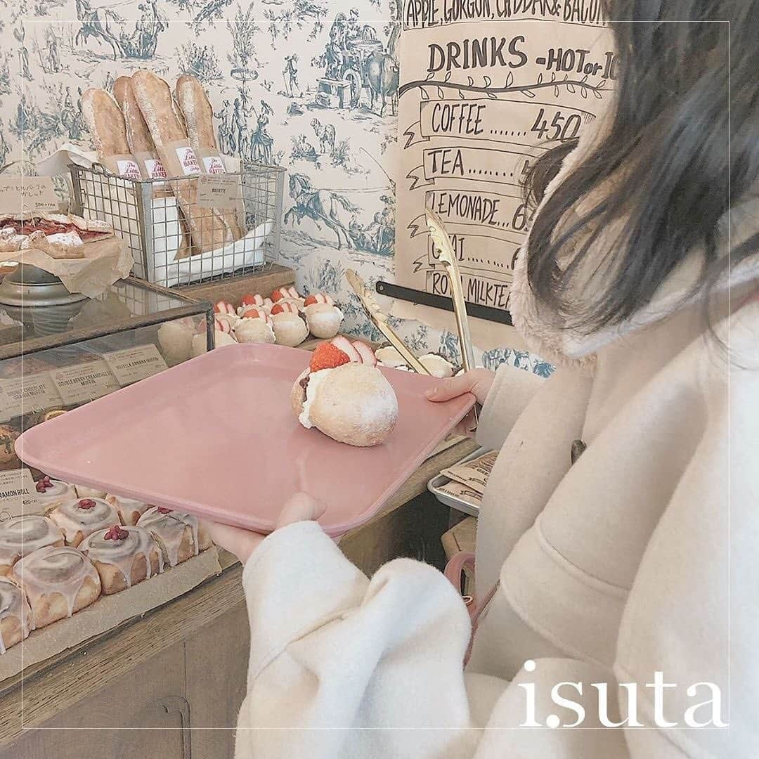 isutaさんのインスタグラム写真 - (isutaInstagram)「レトロでアメリカン♡﻿ 原宿にあるベーカリー「The Little BAKERY Tokyo」はもう行きましたか？﻿ ﻿ ﻿ 店内は、メルヘン＆アンティークな雰囲気。まるで海外のパン屋さんに入ったような気分になれます♩﻿ ﻿ ﻿ 店内のパンはすべて国産小麦を使用し、裏の厨房で手作り。﻿ ﻿ ﻿ 人気の苺あんバターボールは、あんこの甘さとホイップバターのクリーミーさ、程よい塩加減、そして苺の組み合わせが絶妙なのだそう。﻿ ﻿ ﻿ 映えがぎゅっと詰まったおしゃれでかわいいパン屋さんです♡﻿ ﻿ ﻿ ﻿ [The Little BAKERY Tokyo]﻿ 住所:東京都渋谷区神宮前6-12-6 J-cube C 1階﻿ TEL:03-6450-5707﻿ 営業時間:9時～19時﻿ 定休日：なし﻿ アクセス：東京メトロ 明治神宮前駅より徒歩3分﻿ ﻿ ﻿ photo by﻿ @ry_sm_59725﻿ @ymrn7﻿ @kurumilk_0416﻿ @nykt__66﻿ @_ricopin.24_﻿ ﻿ ﻿ ﻿ #isuta #イスタ #isutacafe﻿ #isuta_trip #カフェ巡り #カフェスタグラム﻿ #thelittlebakerytokyo #ザリトルベーカリートーキョー ﻿ #表参道カフェ #原宿カフェ #渋谷カフェ ﻿ #カフェ #カフェ巡り #カフェ好きな人と繋がりたい ﻿ #おしゃれさんと繋がりたい #お洒落さんと繋がりたい ﻿ #東京カフェ #東京カフェ巡り #おすすめカフェ﻿ #おしゃれカフェ #cafestagram  #表参道ランチ ﻿ #表参道グルメ #原宿グルメ #原宿ランチ」3月26日 12時02分 - isuta_jp