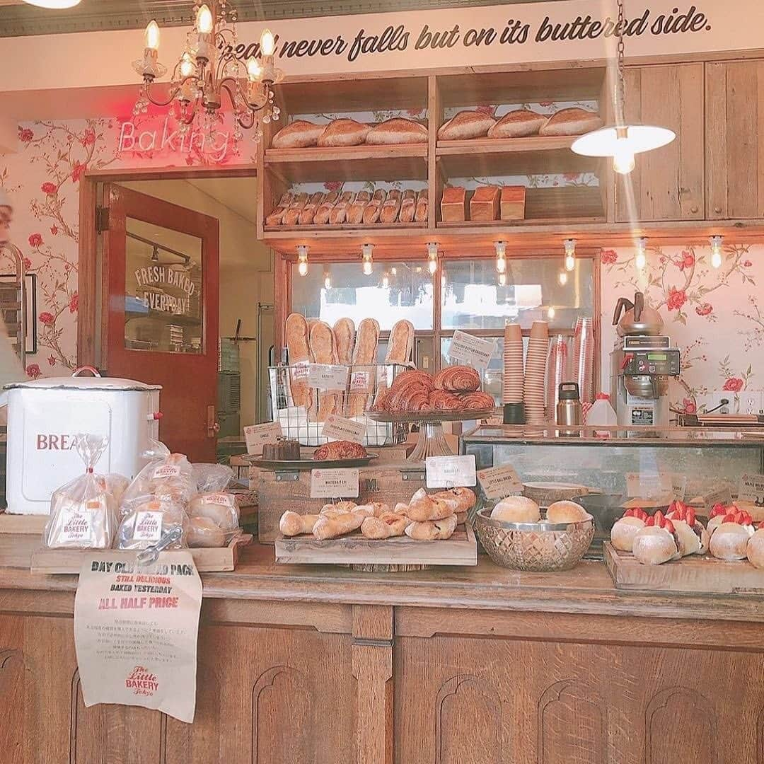 isutaさんのインスタグラム写真 - (isutaInstagram)「レトロでアメリカン♡﻿ 原宿にあるベーカリー「The Little BAKERY Tokyo」はもう行きましたか？﻿ ﻿ ﻿ 店内は、メルヘン＆アンティークな雰囲気。まるで海外のパン屋さんに入ったような気分になれます♩﻿ ﻿ ﻿ 店内のパンはすべて国産小麦を使用し、裏の厨房で手作り。﻿ ﻿ ﻿ 人気の苺あんバターボールは、あんこの甘さとホイップバターのクリーミーさ、程よい塩加減、そして苺の組み合わせが絶妙なのだそう。﻿ ﻿ ﻿ 映えがぎゅっと詰まったおしゃれでかわいいパン屋さんです♡﻿ ﻿ ﻿ ﻿ [The Little BAKERY Tokyo]﻿ 住所:東京都渋谷区神宮前6-12-6 J-cube C 1階﻿ TEL:03-6450-5707﻿ 営業時間:9時～19時﻿ 定休日：なし﻿ アクセス：東京メトロ 明治神宮前駅より徒歩3分﻿ ﻿ ﻿ photo by﻿ @ry_sm_59725﻿ @ymrn7﻿ @kurumilk_0416﻿ @nykt__66﻿ @_ricopin.24_﻿ ﻿ ﻿ ﻿ #isuta #イスタ #isutacafe﻿ #isuta_trip #カフェ巡り #カフェスタグラム﻿ #thelittlebakerytokyo #ザリトルベーカリートーキョー ﻿ #表参道カフェ #原宿カフェ #渋谷カフェ ﻿ #カフェ #カフェ巡り #カフェ好きな人と繋がりたい ﻿ #おしゃれさんと繋がりたい #お洒落さんと繋がりたい ﻿ #東京カフェ #東京カフェ巡り #おすすめカフェ﻿ #おしゃれカフェ #cafestagram  #表参道ランチ ﻿ #表参道グルメ #原宿グルメ #原宿ランチ」3月26日 12時02分 - isuta_jp