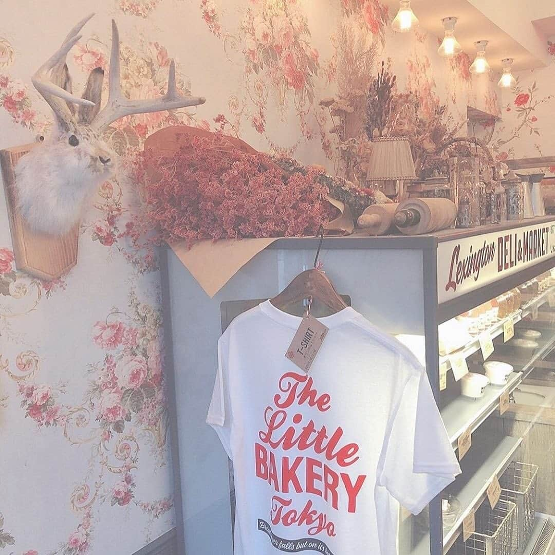 isutaさんのインスタグラム写真 - (isutaInstagram)「レトロでアメリカン♡﻿ 原宿にあるベーカリー「The Little BAKERY Tokyo」はもう行きましたか？﻿ ﻿ ﻿ 店内は、メルヘン＆アンティークな雰囲気。まるで海外のパン屋さんに入ったような気分になれます♩﻿ ﻿ ﻿ 店内のパンはすべて国産小麦を使用し、裏の厨房で手作り。﻿ ﻿ ﻿ 人気の苺あんバターボールは、あんこの甘さとホイップバターのクリーミーさ、程よい塩加減、そして苺の組み合わせが絶妙なのだそう。﻿ ﻿ ﻿ 映えがぎゅっと詰まったおしゃれでかわいいパン屋さんです♡﻿ ﻿ ﻿ ﻿ [The Little BAKERY Tokyo]﻿ 住所:東京都渋谷区神宮前6-12-6 J-cube C 1階﻿ TEL:03-6450-5707﻿ 営業時間:9時～19時﻿ 定休日：なし﻿ アクセス：東京メトロ 明治神宮前駅より徒歩3分﻿ ﻿ ﻿ photo by﻿ @ry_sm_59725﻿ @ymrn7﻿ @kurumilk_0416﻿ @nykt__66﻿ @_ricopin.24_﻿ ﻿ ﻿ ﻿ #isuta #イスタ #isutacafe﻿ #isuta_trip #カフェ巡り #カフェスタグラム﻿ #thelittlebakerytokyo #ザリトルベーカリートーキョー ﻿ #表参道カフェ #原宿カフェ #渋谷カフェ ﻿ #カフェ #カフェ巡り #カフェ好きな人と繋がりたい ﻿ #おしゃれさんと繋がりたい #お洒落さんと繋がりたい ﻿ #東京カフェ #東京カフェ巡り #おすすめカフェ﻿ #おしゃれカフェ #cafestagram  #表参道ランチ ﻿ #表参道グルメ #原宿グルメ #原宿ランチ」3月26日 12時02分 - isuta_jp