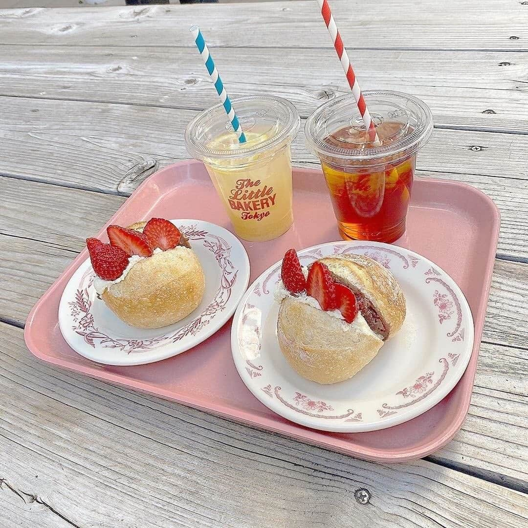 isutaさんのインスタグラム写真 - (isutaInstagram)「レトロでアメリカン♡﻿ 原宿にあるベーカリー「The Little BAKERY Tokyo」はもう行きましたか？﻿ ﻿ ﻿ 店内は、メルヘン＆アンティークな雰囲気。まるで海外のパン屋さんに入ったような気分になれます♩﻿ ﻿ ﻿ 店内のパンはすべて国産小麦を使用し、裏の厨房で手作り。﻿ ﻿ ﻿ 人気の苺あんバターボールは、あんこの甘さとホイップバターのクリーミーさ、程よい塩加減、そして苺の組み合わせが絶妙なのだそう。﻿ ﻿ ﻿ 映えがぎゅっと詰まったおしゃれでかわいいパン屋さんです♡﻿ ﻿ ﻿ ﻿ [The Little BAKERY Tokyo]﻿ 住所:東京都渋谷区神宮前6-12-6 J-cube C 1階﻿ TEL:03-6450-5707﻿ 営業時間:9時～19時﻿ 定休日：なし﻿ アクセス：東京メトロ 明治神宮前駅より徒歩3分﻿ ﻿ ﻿ photo by﻿ @ry_sm_59725﻿ @ymrn7﻿ @kurumilk_0416﻿ @nykt__66﻿ @_ricopin.24_﻿ ﻿ ﻿ ﻿ #isuta #イスタ #isutacafe﻿ #isuta_trip #カフェ巡り #カフェスタグラム﻿ #thelittlebakerytokyo #ザリトルベーカリートーキョー ﻿ #表参道カフェ #原宿カフェ #渋谷カフェ ﻿ #カフェ #カフェ巡り #カフェ好きな人と繋がりたい ﻿ #おしゃれさんと繋がりたい #お洒落さんと繋がりたい ﻿ #東京カフェ #東京カフェ巡り #おすすめカフェ﻿ #おしゃれカフェ #cafestagram  #表参道ランチ ﻿ #表参道グルメ #原宿グルメ #原宿ランチ」3月26日 12時02分 - isuta_jp